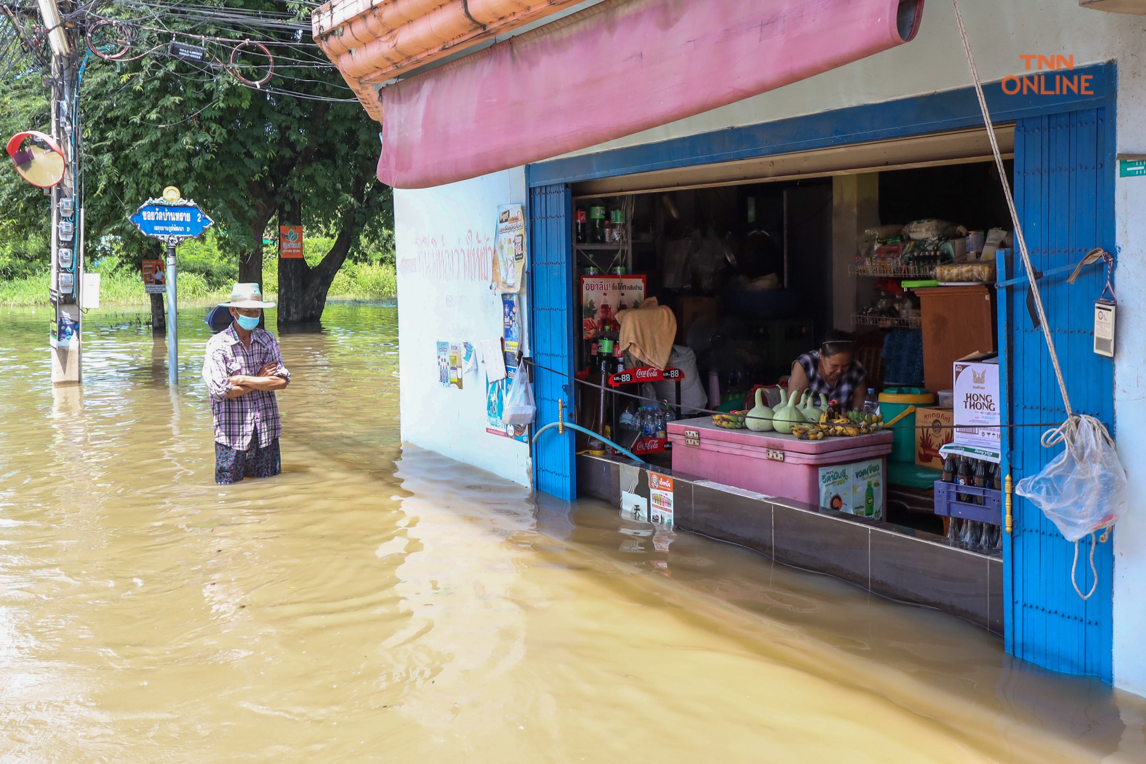 บ้านหมี่ลพบุรีน้ำท่วมสูงประชาชนใช้เรือสัญจรเข้าออกหมู่บ้าน