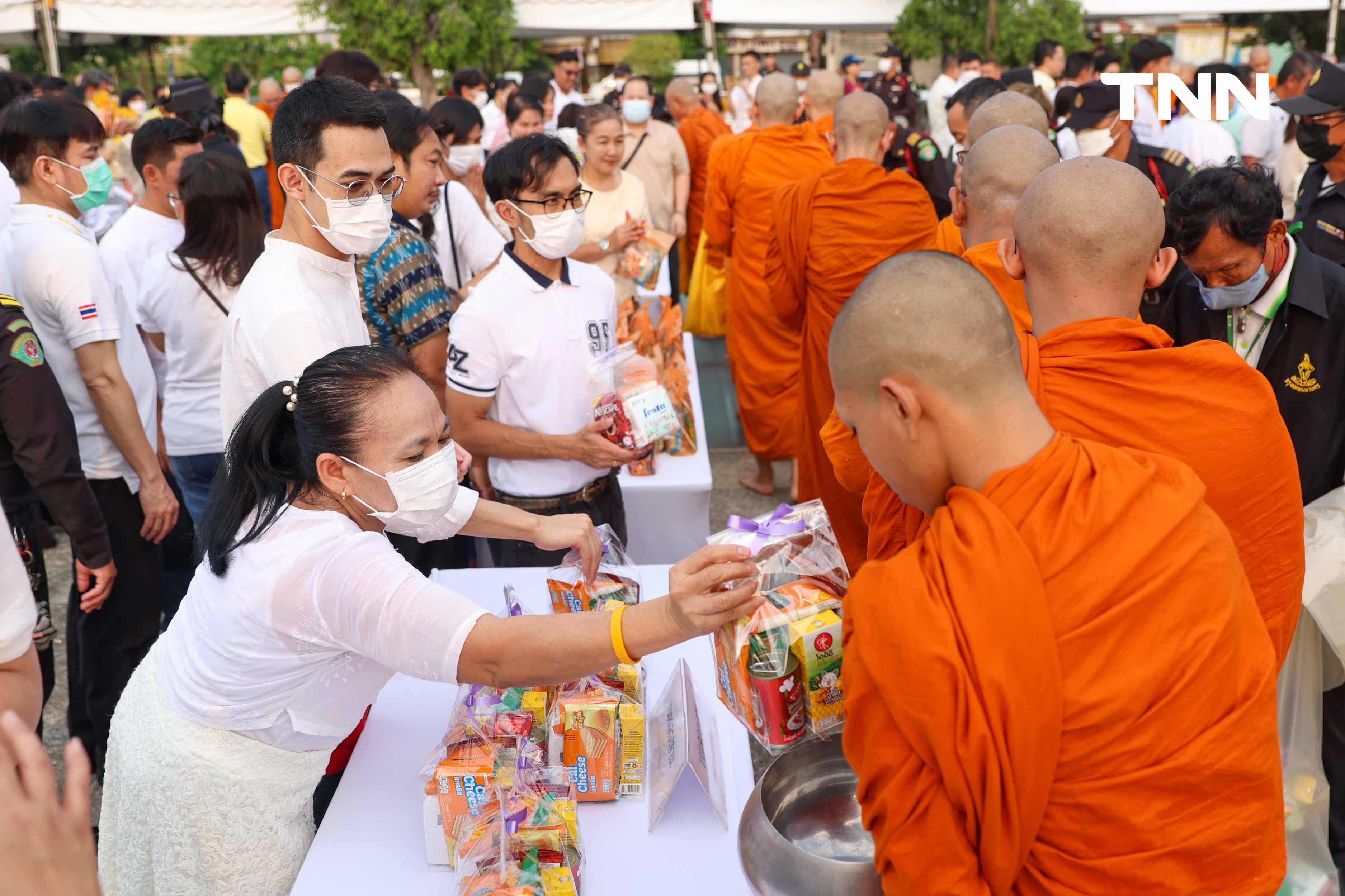 ตักบาตรวันมาฆบูชา รับบุญเช้าสืบสานประเพณีทางศาสนา