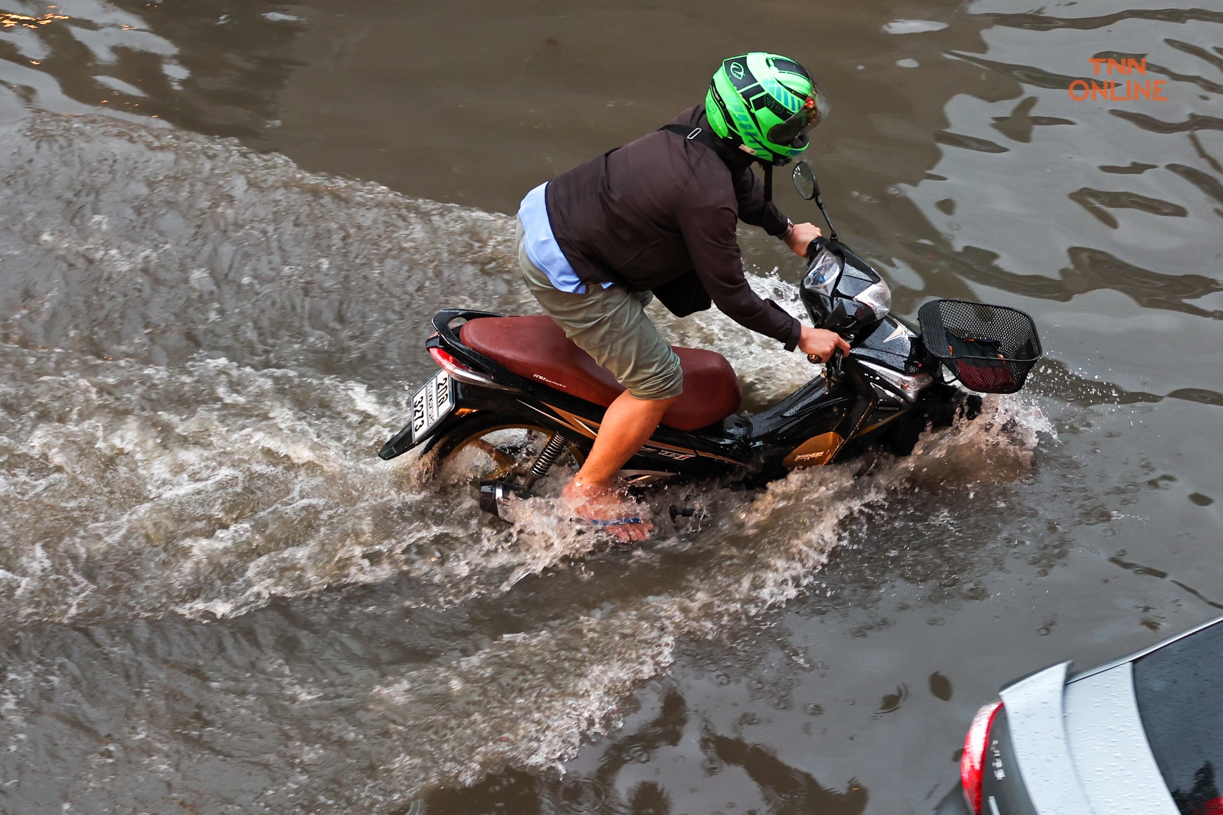 บางนาท่วมหนักหลังฝนถล่มนานต่อเนื่องหลาย ชม.