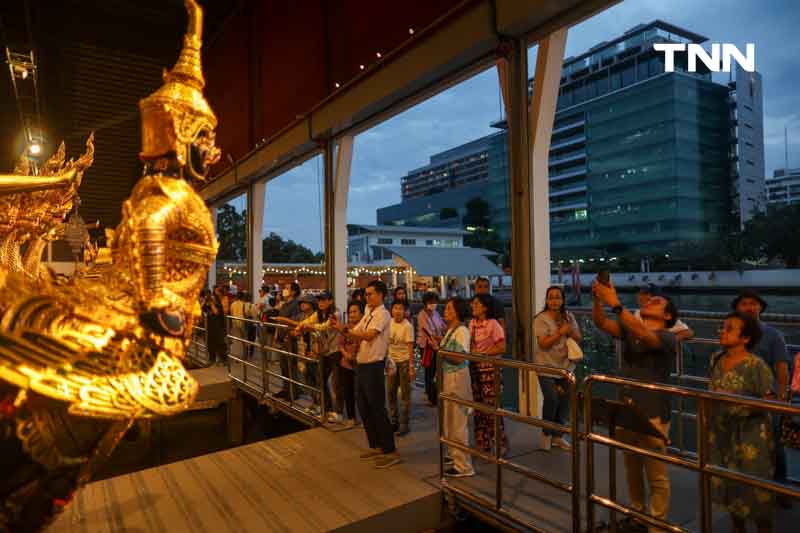 งดงาม วิจิตรตระการตา ชมเรือพระราชพิธียามค่ำคืน