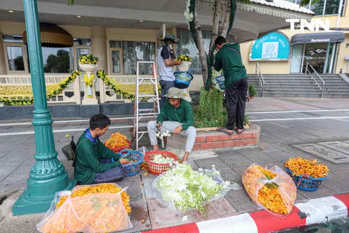 ประดับดอกไม้ เติมสีสันบนถนนประวัติศาสตร์ เฉลิมพระเกียรติในโอกาสพระราชพิธีมหามงคลวันเฉลิมพระชนมพรรษา 2567