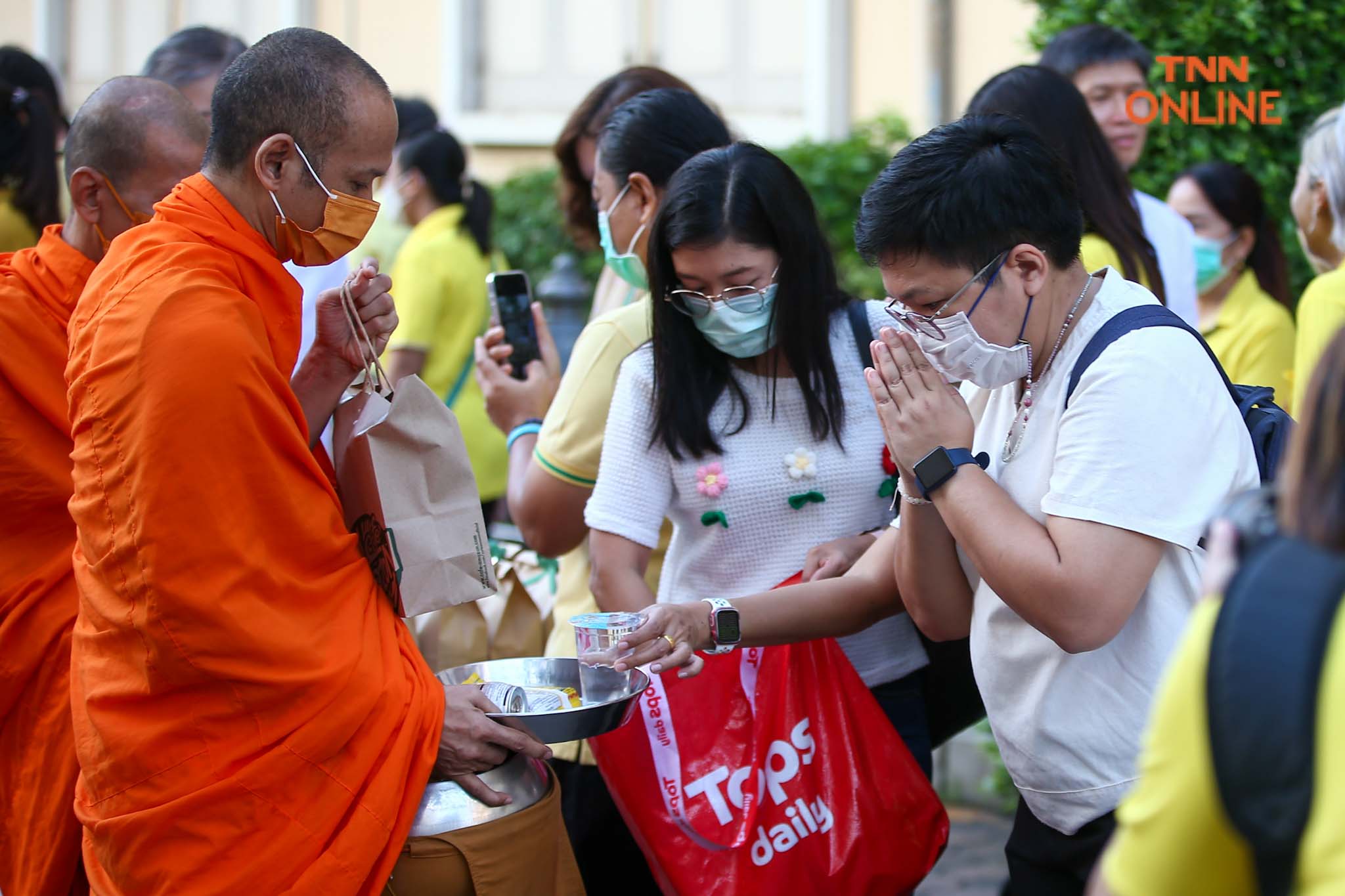 คณะแพทย์ รพ.ศิริราช พร้อมปชช. ร่วมทำบุญตักบาตรพระสงฆ์ 50 รูป น้อมรำลึกในหลวง ร.9