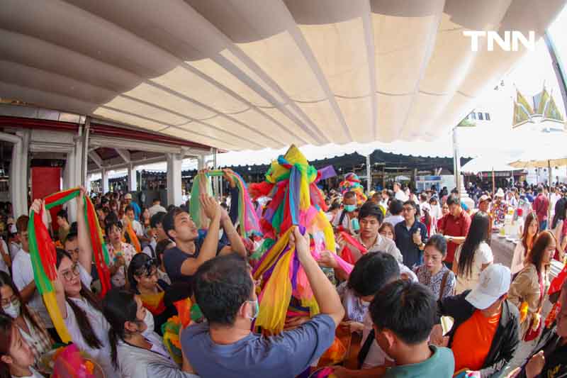 นทท.ไหว้พระวันขึ้นปีใหม่ ศาลหลักเมือง วัดพระแก้ว วัดโพธิ์ คึกคัก