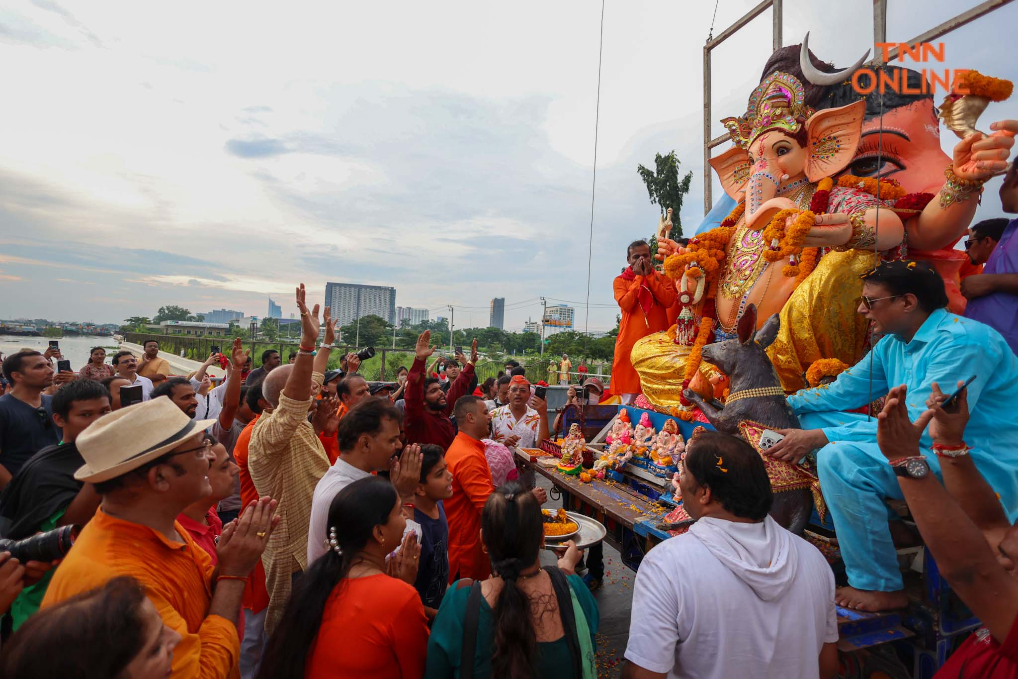 ลอยองค์ “พระพิฆเณศ” สู่แม่น้ำเจ้าพระยาในเทศกาลคเณศจตุรถี 