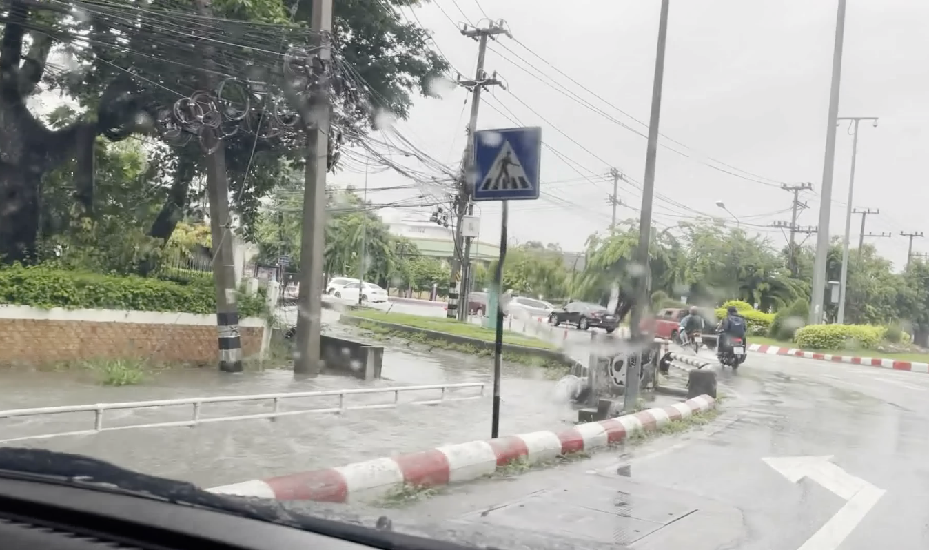 ตัวเมืองเชียงใหม่อ่วมน้ำท่วมถนนหลายจุด หลังฝนถล่มตลอดวัน ตัวเมืองเชียงใหม่อ่วมน้ำท่วมถนนหลายจุด หลังฝนถล่มตลอดวัน