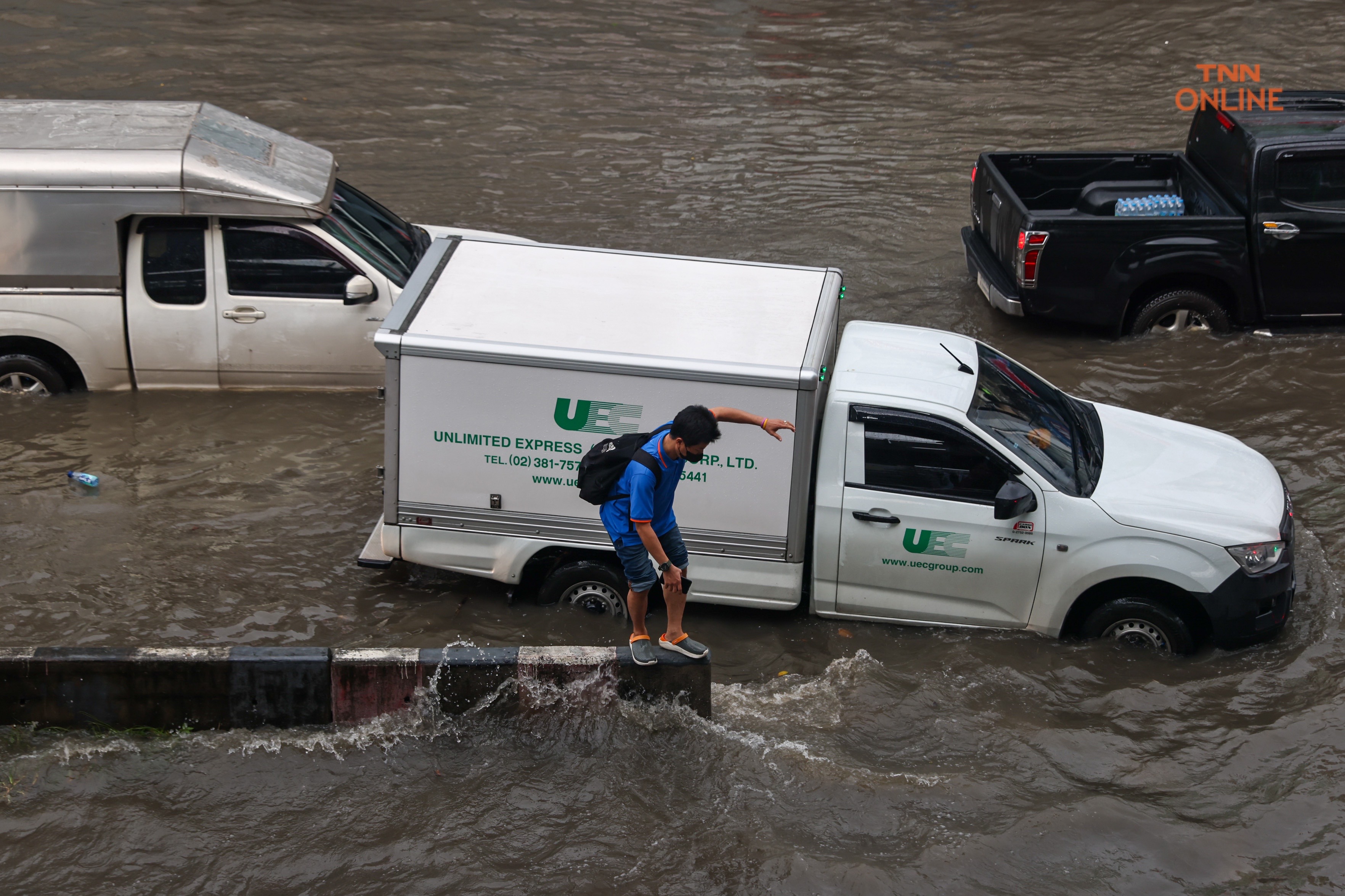 บางนาท่วมหนักหลังฝนถล่มนานต่อเนื่องหลาย ชม.