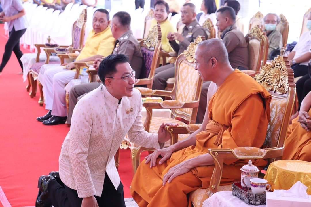 ในหลวง ร.10 พระราชทานผ้าไตร 169 รูป อุปสมบทเฉลิมพระเกียรติ วัดบางคลาน