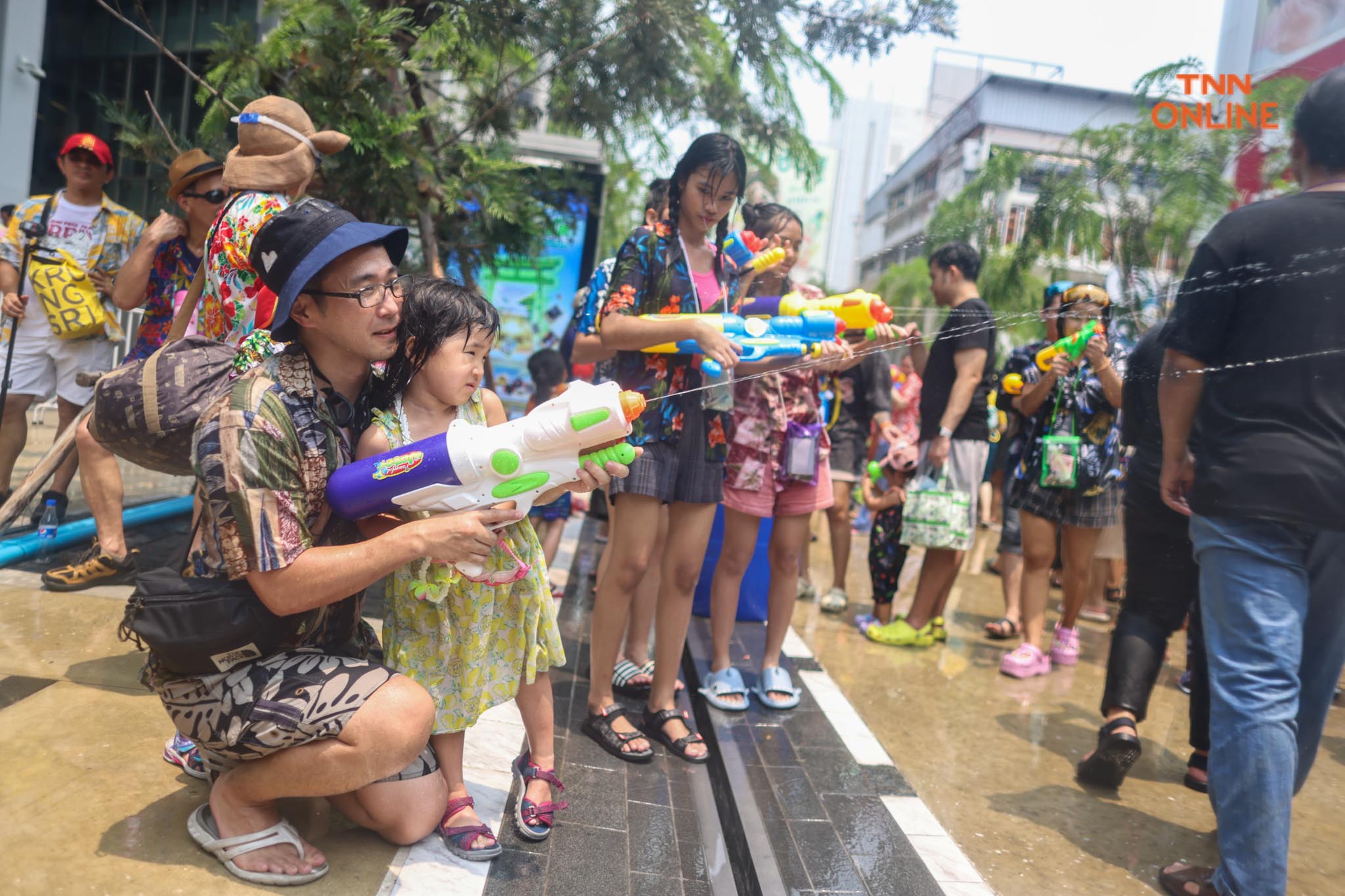 สงกรานต์สยามชุ่มฉ่ำ นทท.สุดเหวี่ยงสาดน้ำรับปีใหม่ไทย