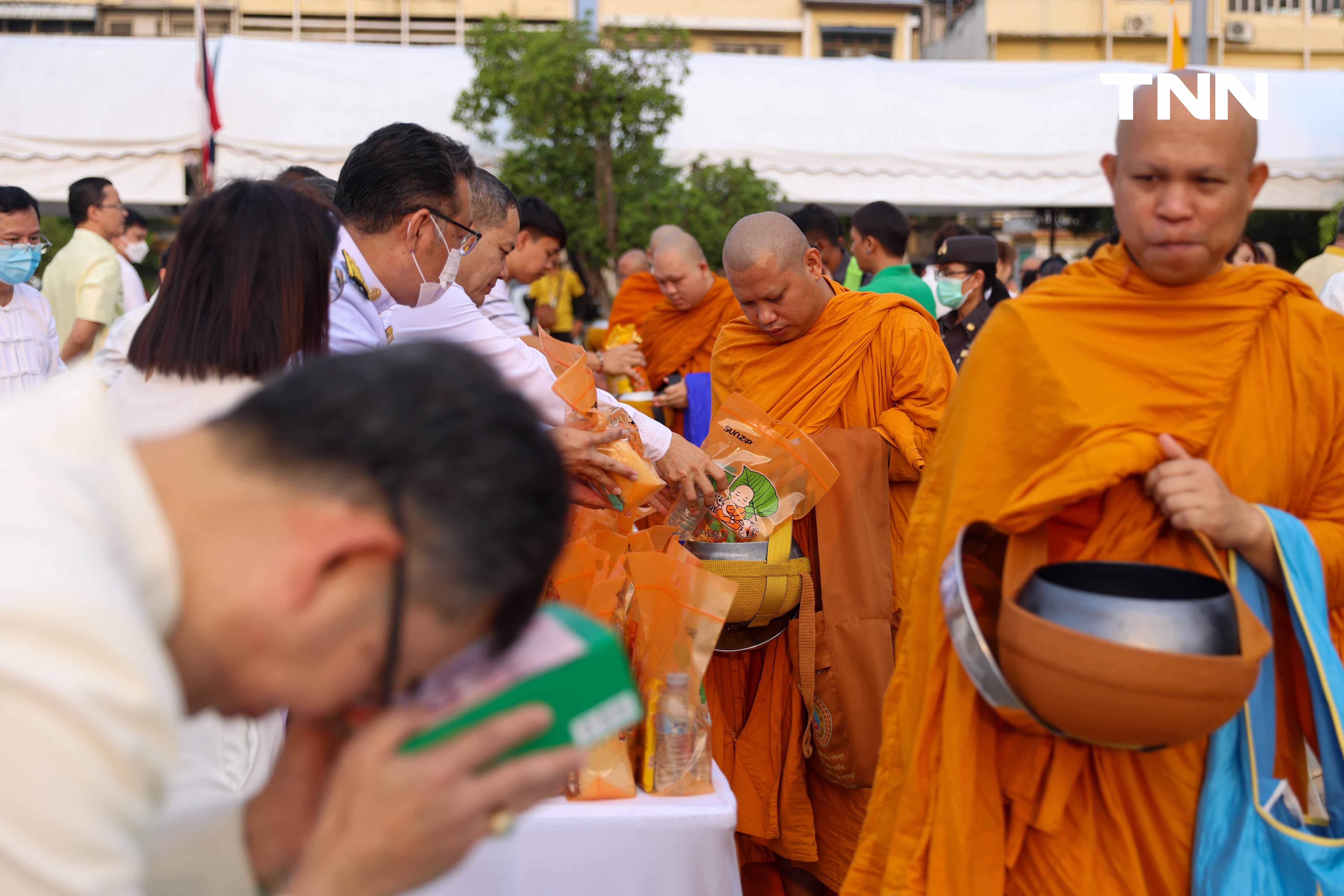 ตักบาตรวันมาฆบูชา รับบุญเช้าสืบสานประเพณีทางศาสนา