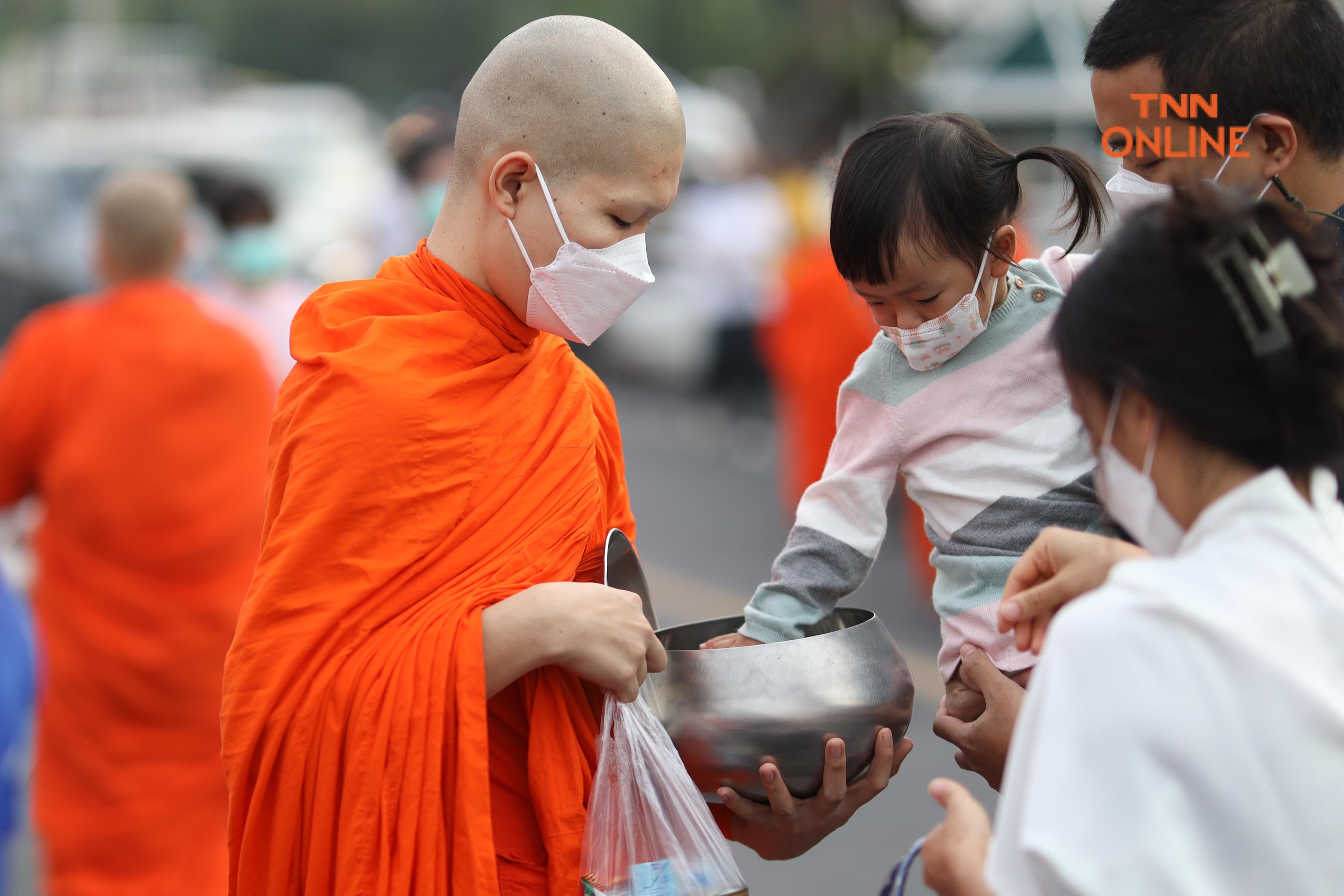 ประมวลภาพ ชาวพุทธพาครอบครัวร่วมตักบาตรวันมาฆบูชา