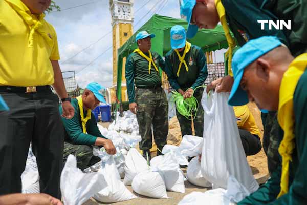 นนทบุรีเสริมกระสอบทราย 130,000 ใบ เตรียมรับมือน้ำเหนือล้นแนวกั้นริมเจ้าพระยา