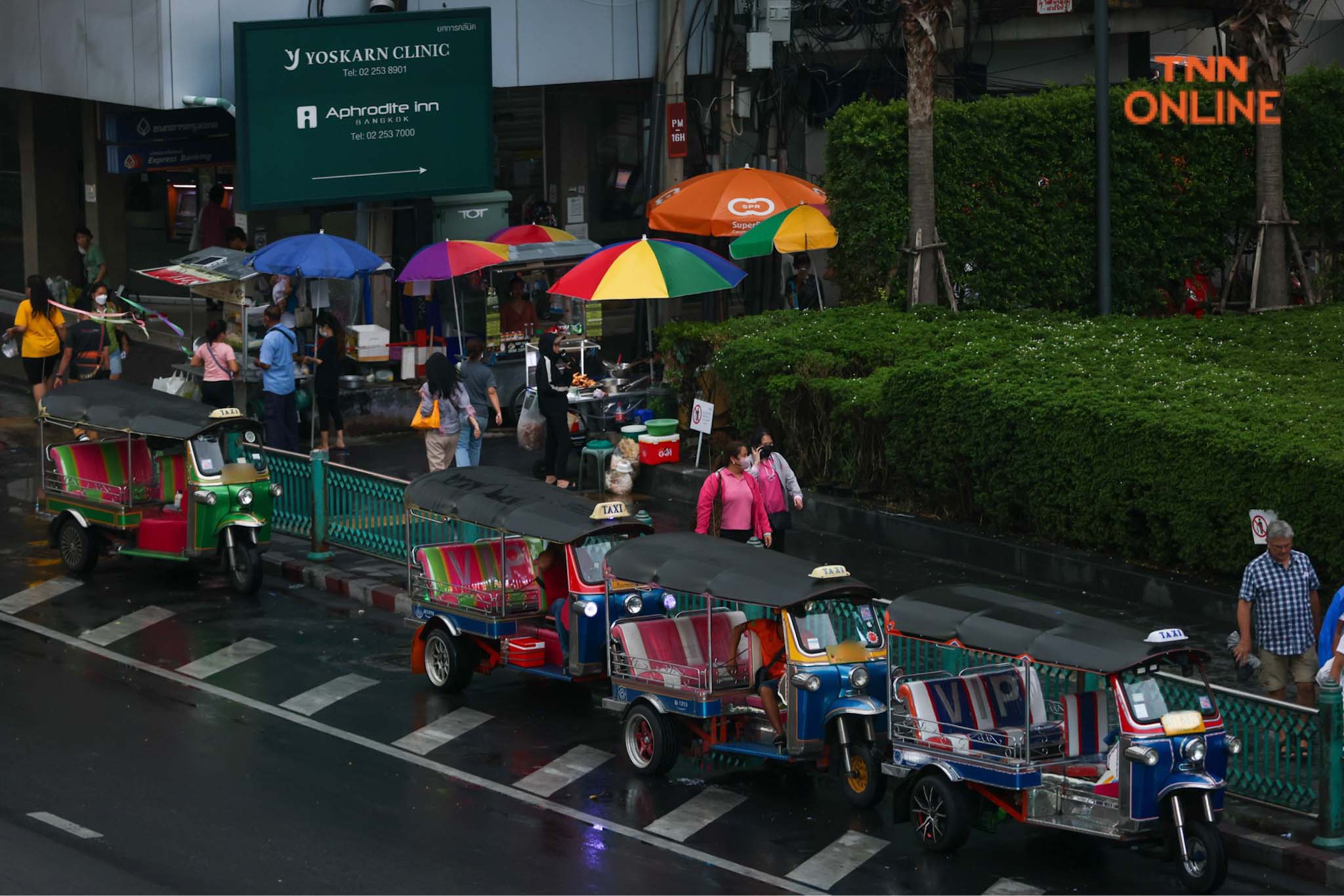 เห็นจนชินตา รถรับจ้างจอดรอรับผู้โดยสารในที่ห้ามจอด