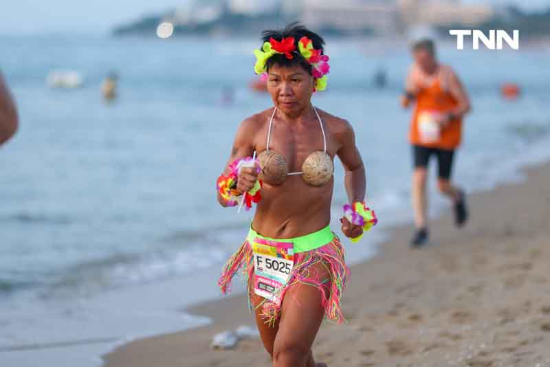 ทะเลลุกเป็นไฟ นักวิ่งกว่า 5,000 คน วิ่งบิกินี่ริมหาดพัทยา