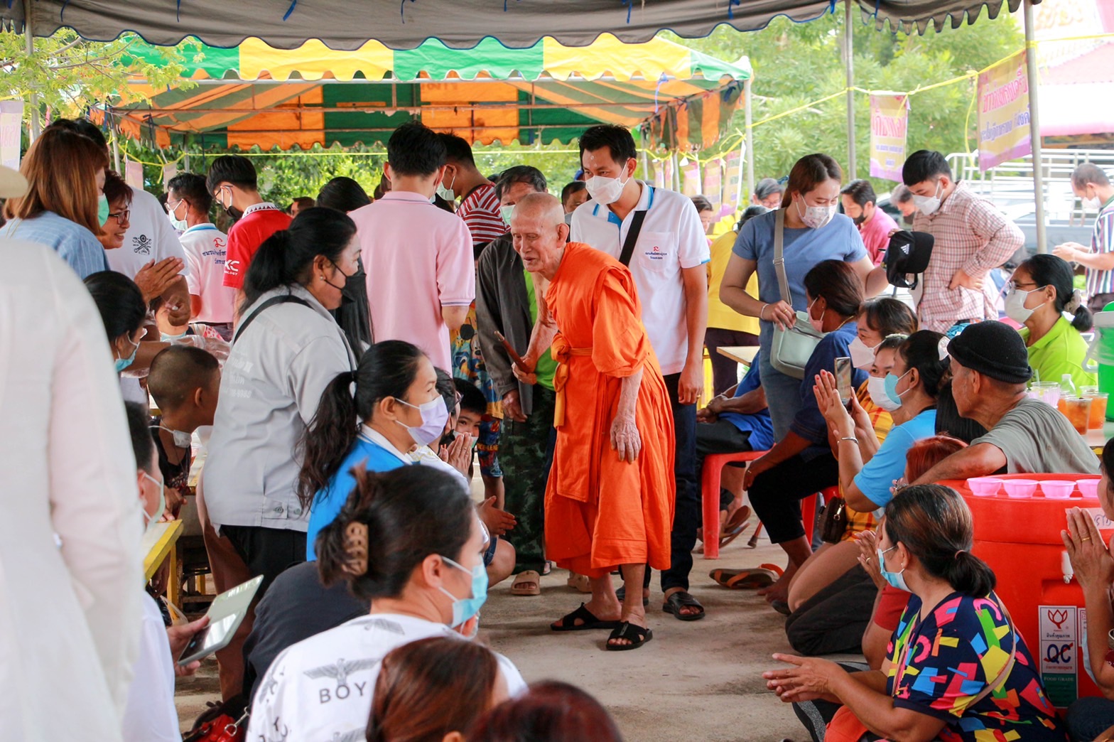 คลื่นมหาชน แห่กราบไหว้ "หลวงปู่นวล" เจริญอายุวัฒนมงคล 95 ปี