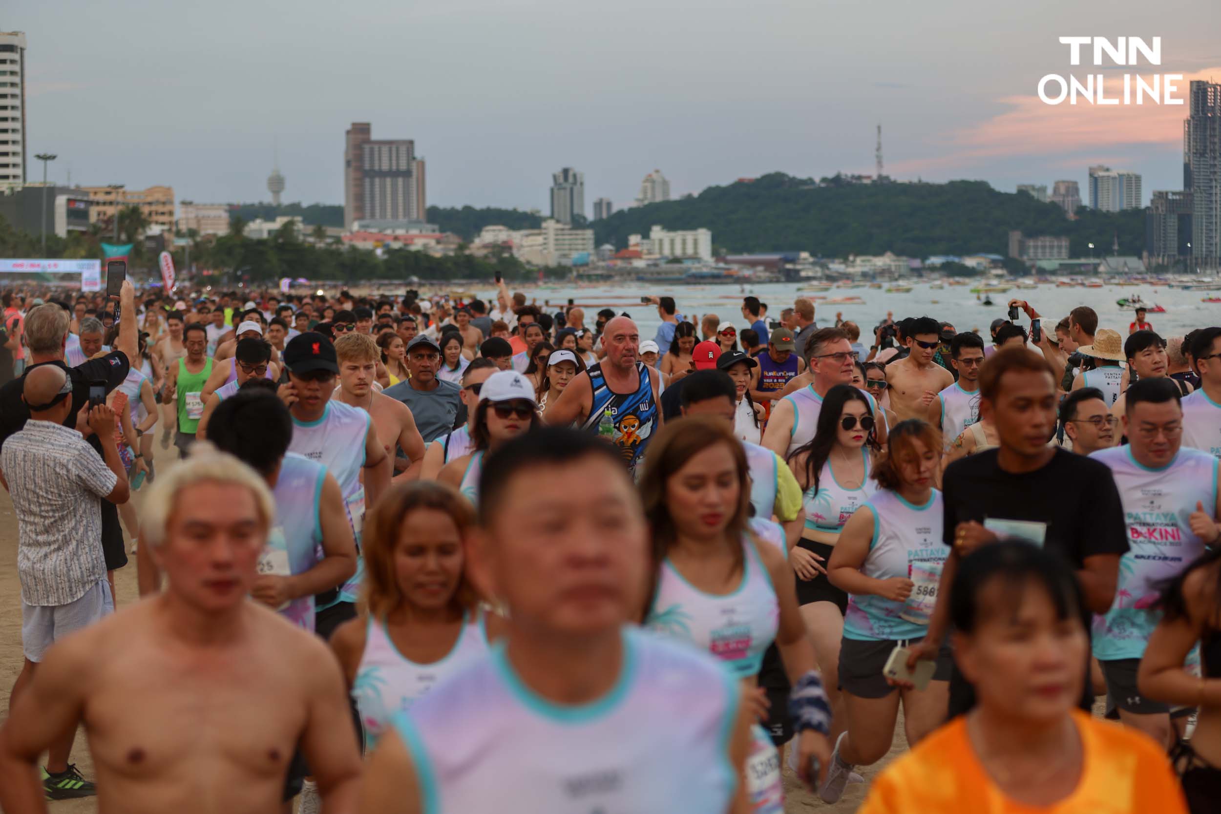 ใส่บิกินีอวดหุ่นสวย นักวิ่งกว่า 4,000 คน ร่วมวิ่งริมหาดพัทยา