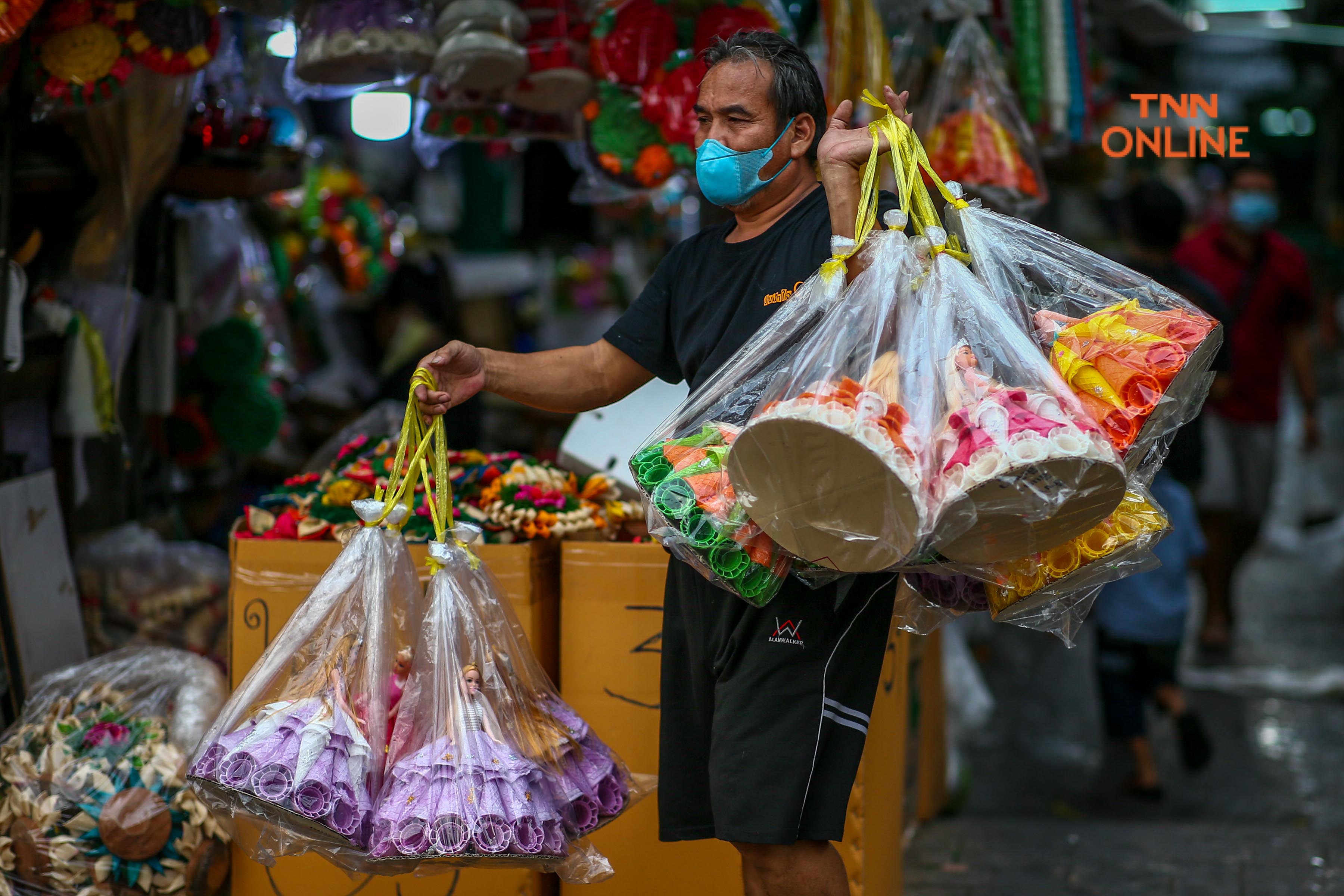 ประมวลภาพ ประชาชนทยอยเลือกซื้อกระทงจากวัสดุธรรมชาติที่ปากคลองตลาดคึกคัก รับเทศกาลลอยกระทงวันพรุ่งนี้