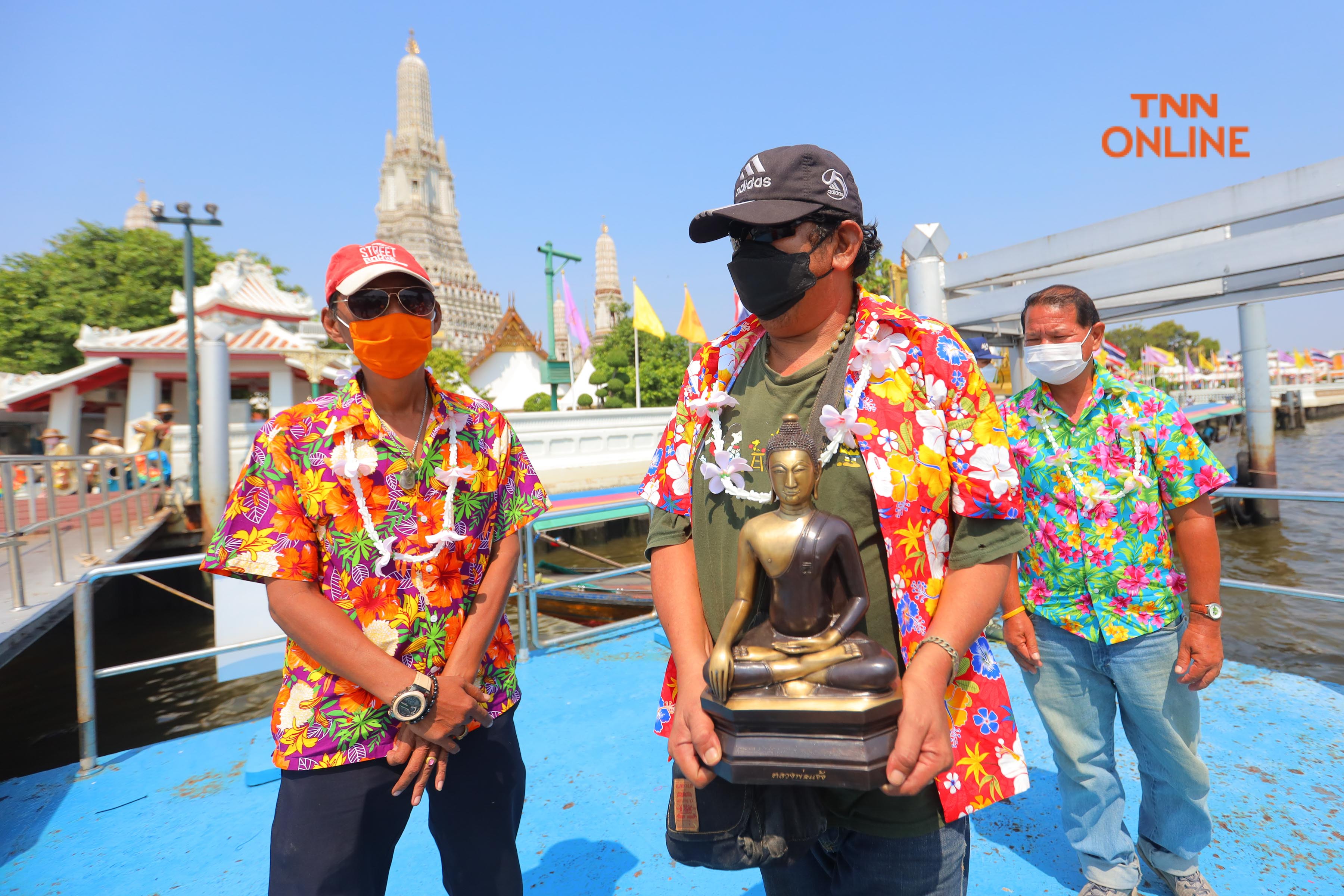 ประมวลภาพ แห่พระทางน้ำ 5 พระอารามหลวงประชาชนร่วมสรงน้ำเนื่องในเทศกาลสงกรานต์