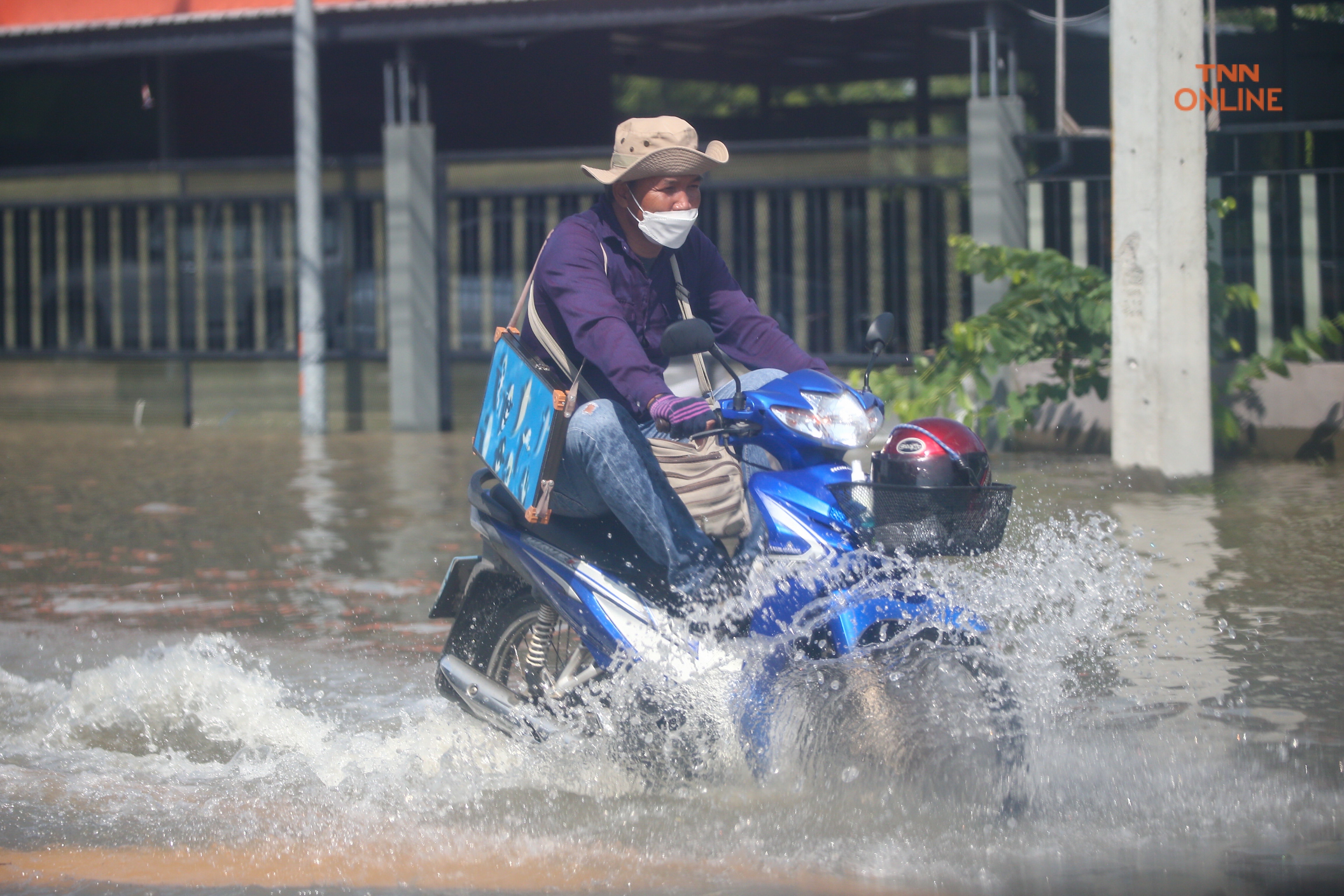 บ้านหมี่ลพบุรีน้ำท่วมสูงประชาชนใช้เรือสัญจรเข้าออกหมู่บ้าน