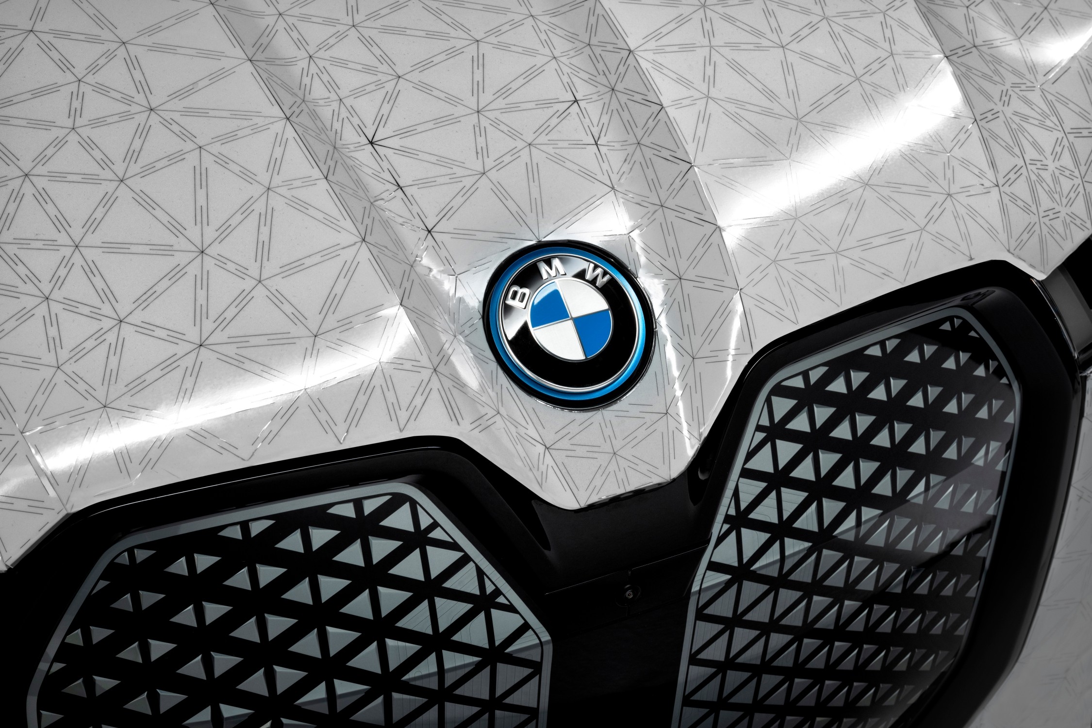 เผยความลับ! ทำไมรถยนต์ BMW ถึงเปลี่ยนสีได้เพียงแค่กดปุ่ม?