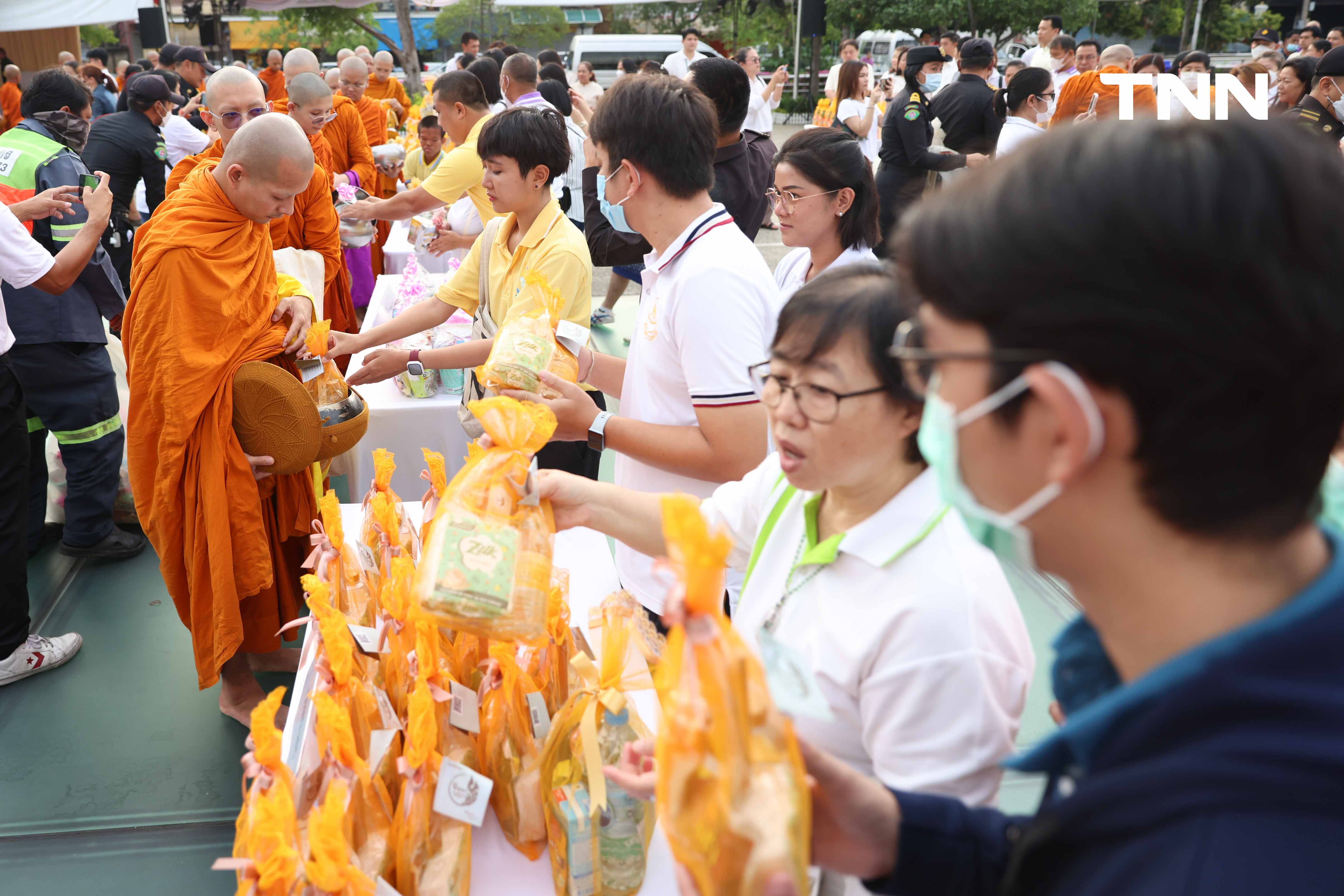 ตักบาตรวันมาฆบูชา รับบุญเช้าสืบสานประเพณีทางศาสนา