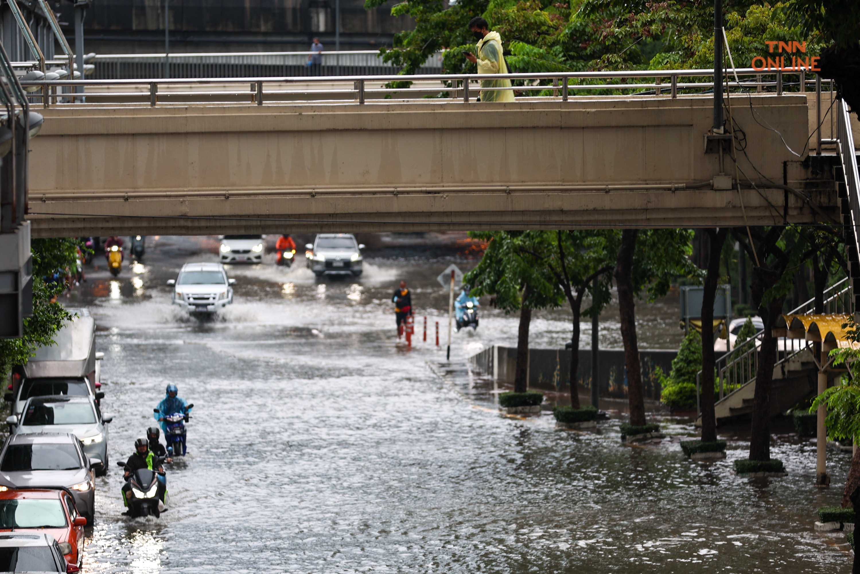 บางนาท่วมหนักหลังฝนถล่มนานต่อเนื่องหลาย ชม.