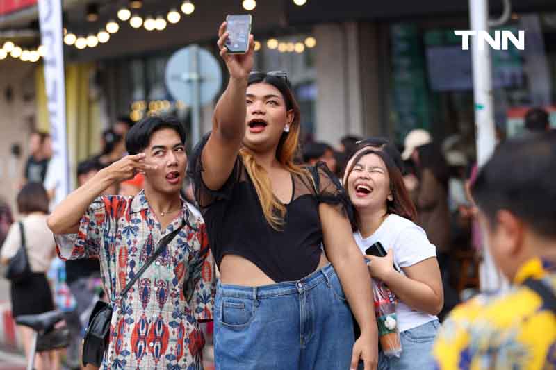 กทม. ชวนลดใช้รถ เพ้นท์สีถนนบรรทัดทองเพิ่มพื้นที่คนเดิน ในงาน Bangkok Car Free 2024