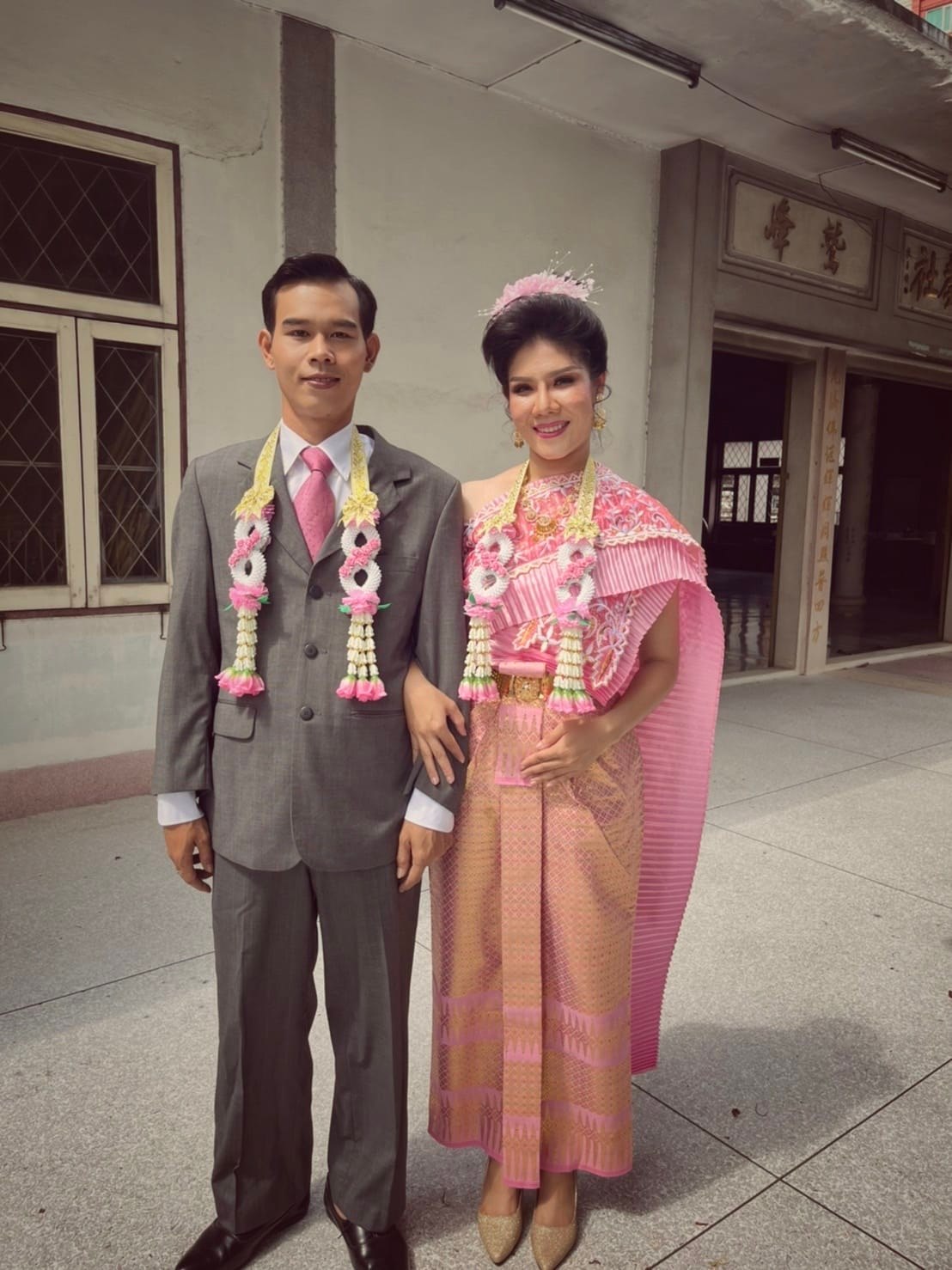 แห่แชร์! พรีเวดดิ้งย้อนยุคปี 80 คู่บ่าวสาวเผยจัดงานแต่งตามรอยพ่อ-เเม่ แห่แชร์! พรีเวดดิ้งย้อนยุคปี 80 คู่บ่าวสาวเผยจัดงานแต่งตามรอยพ่อ-เเม่