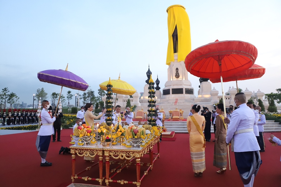 ในหลวง-พระราชินี เสด็จฯทรงเปิดพระบรมราชานุสาวรีย์ รัชกาลที่ 9