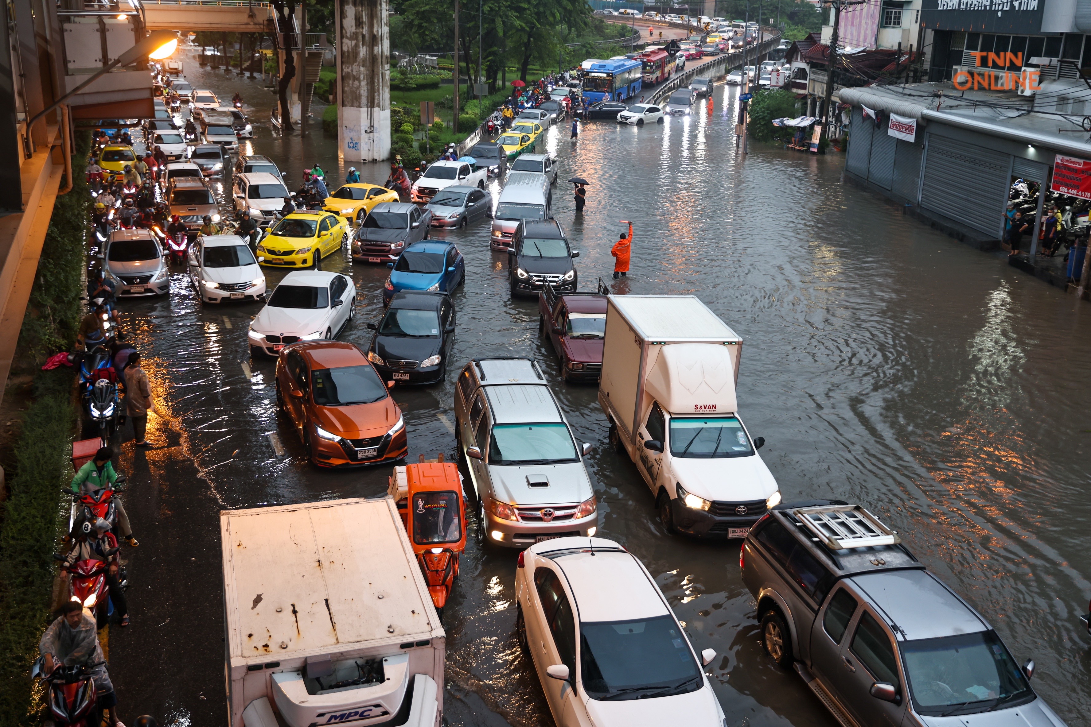 บางนาท่วมหนักหลังฝนถล่มนานต่อเนื่องหลาย ชม.