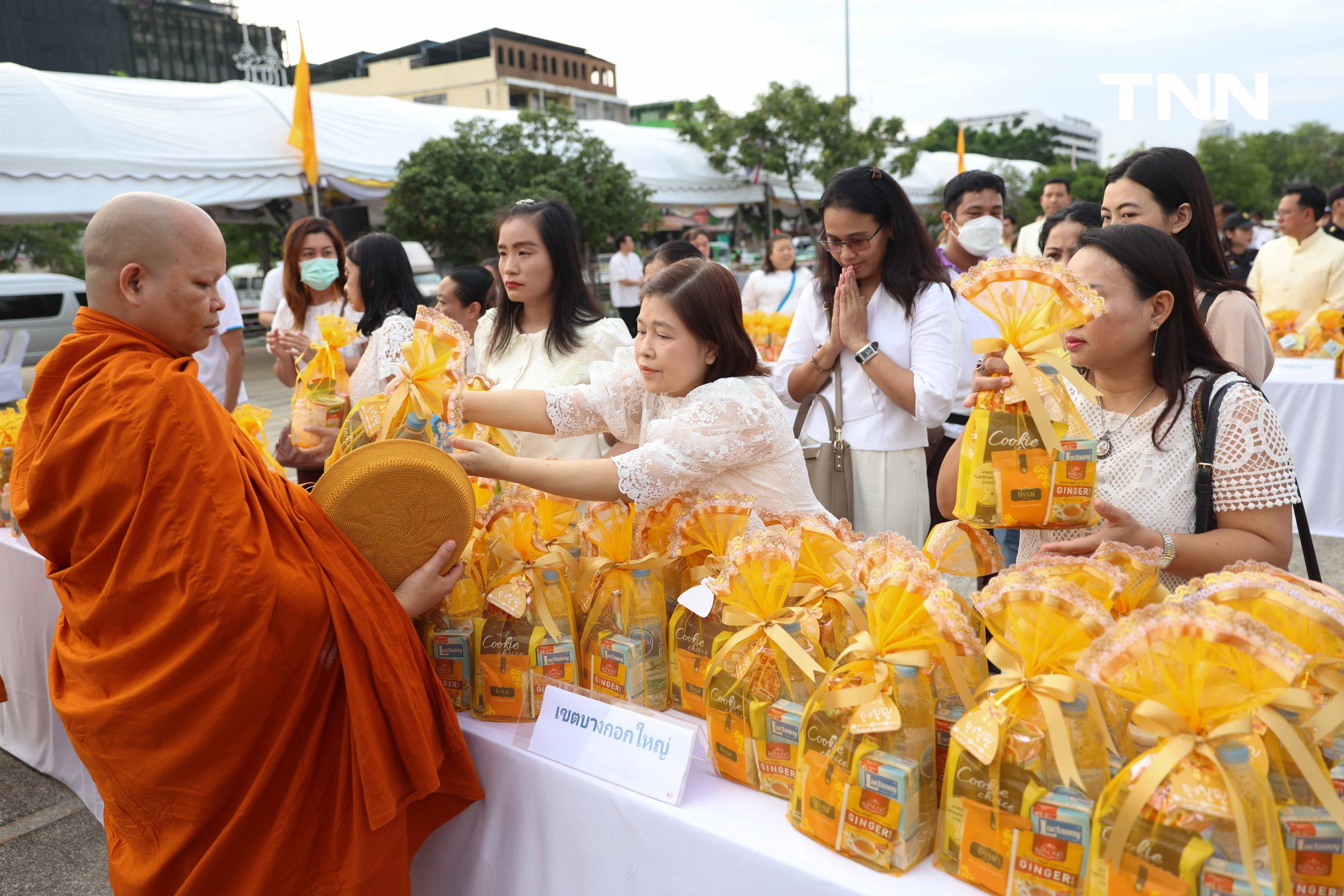 ตักบาตรวันมาฆบูชา รับบุญเช้าสืบสานประเพณีทางศาสนา