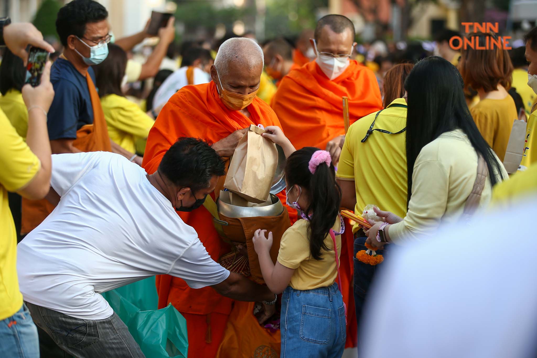 คณะแพทย์ รพ.ศิริราช พร้อมปชช. ร่วมทำบุญตักบาตรพระสงฆ์ 50 รูป น้อมรำลึกในหลวง ร.9