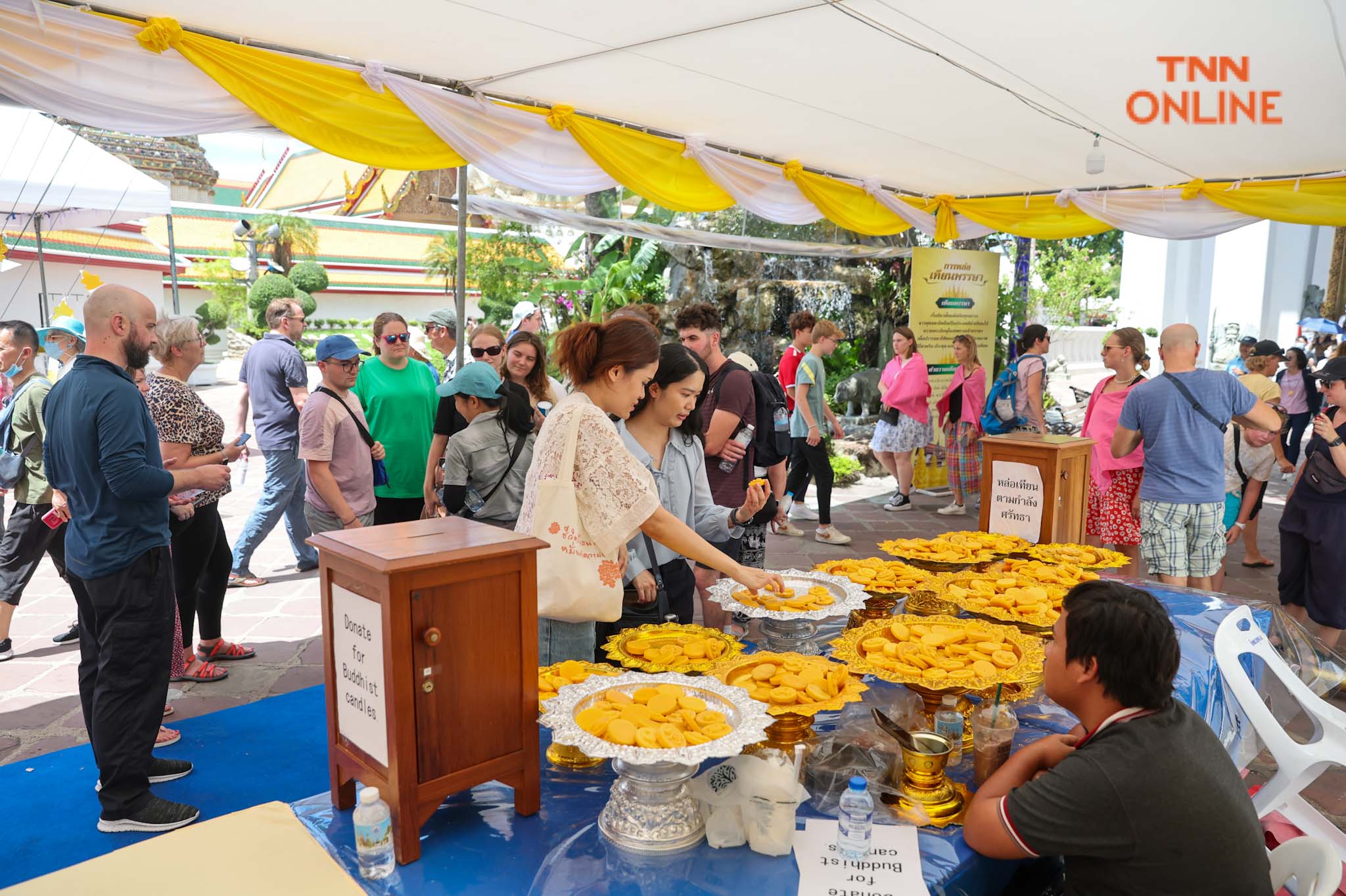 สืบสานประเพณีไทย นทท.ร่วมหล่อเทียนในเทศกาลเข้าพรรษา