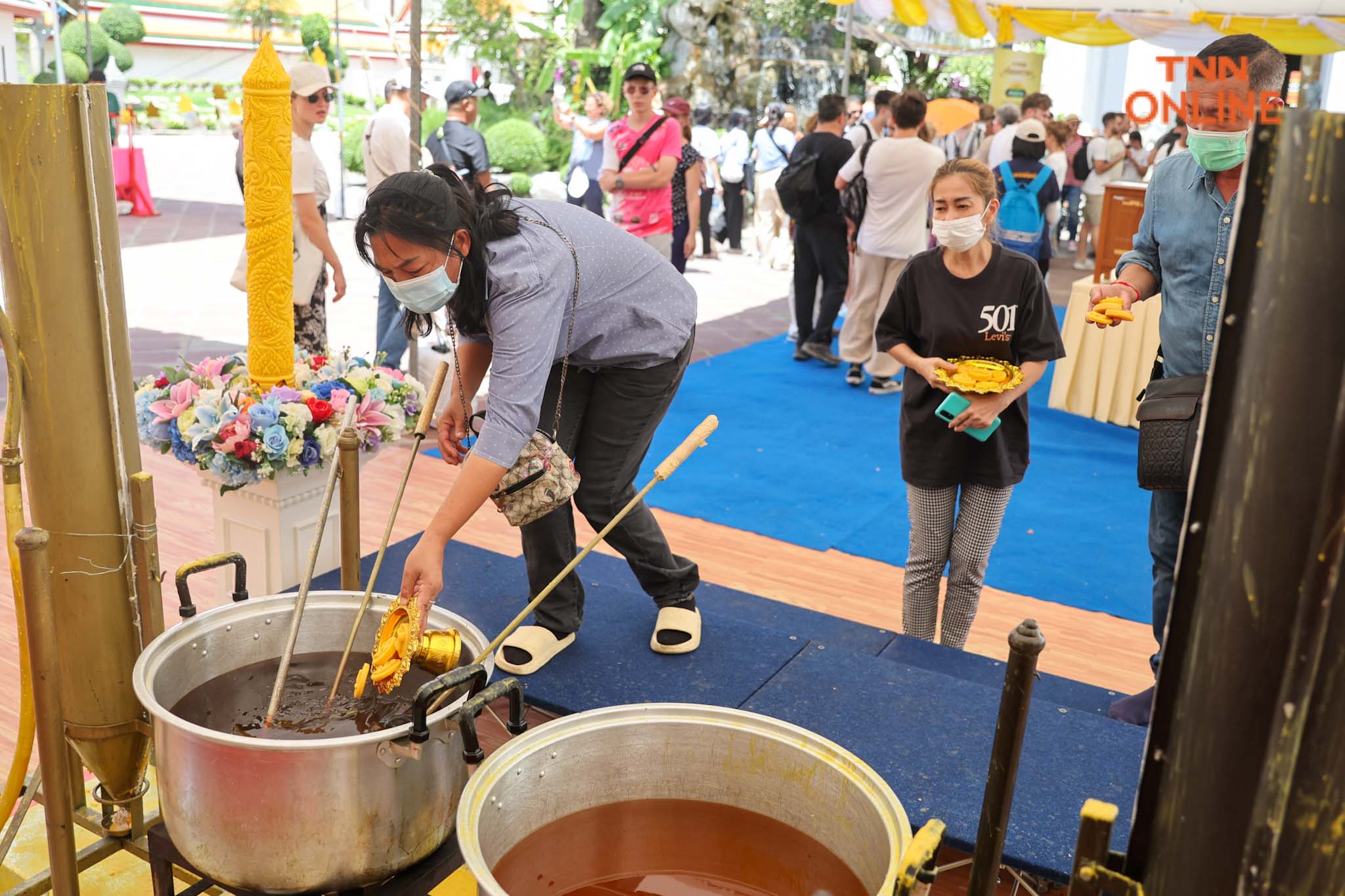 สืบสานประเพณีไทย นทท.ร่วมหล่อเทียนในเทศกาลเข้าพรรษา