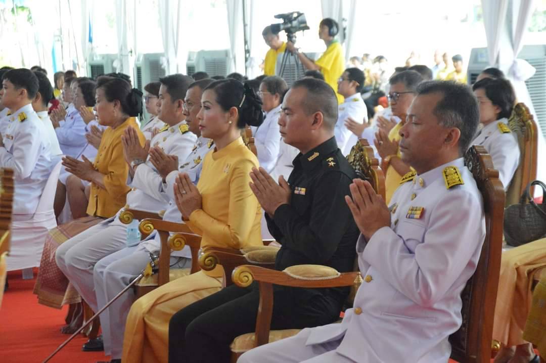 ในหลวง ร.10 พระราชทานผ้าไตร 169 รูป อุปสมบทเฉลิมพระเกียรติ วัดบางคลาน