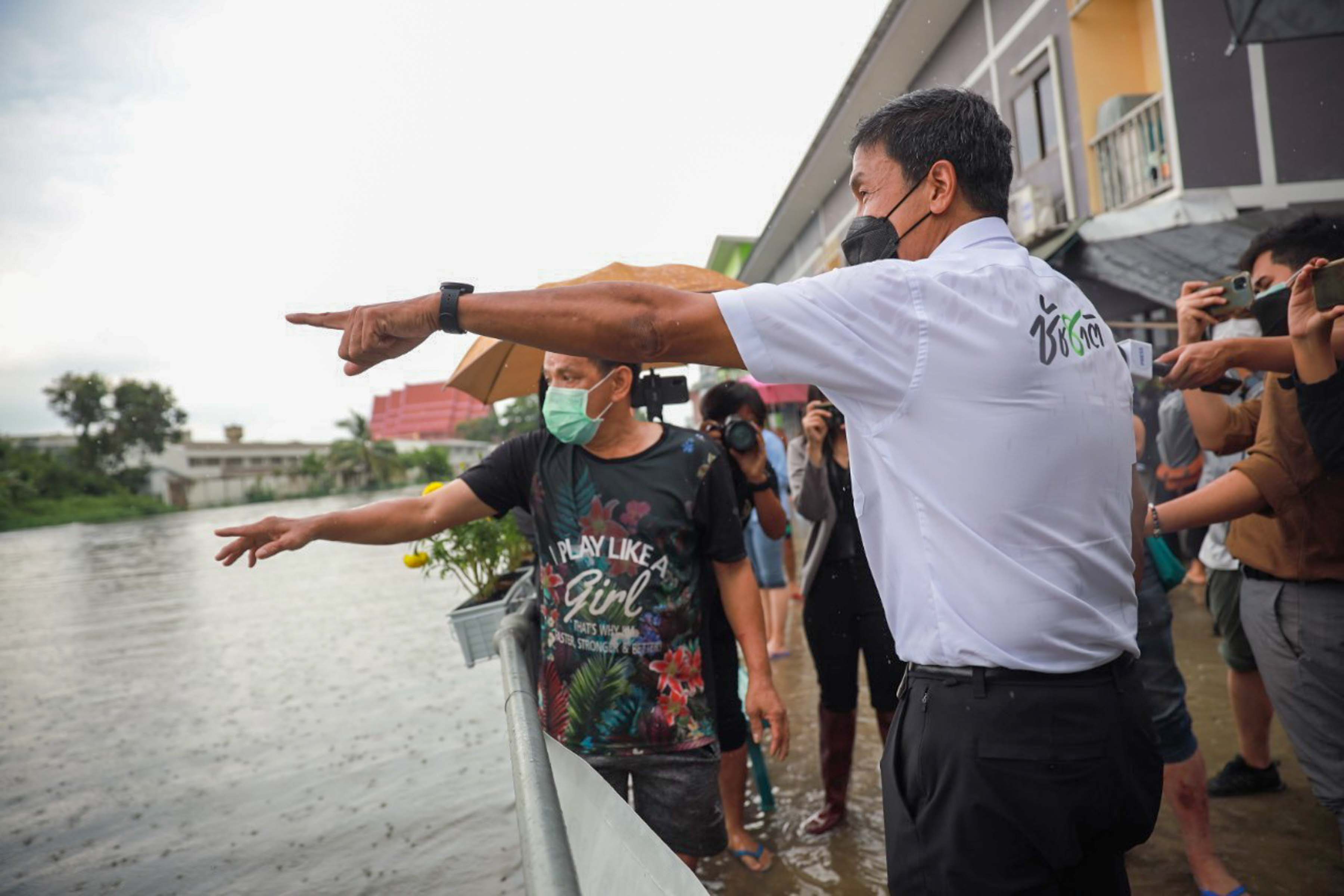 ประมวลภาพ ชัชชาติลุยน้ำ เสนอแนวทางแก้ปัญหาชาวกรุงน้ำท่วมซ้ำซาก