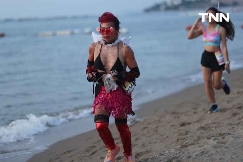 ทะเลลุกเป็นไฟ นักวิ่งกว่า 5,000 คน วิ่งบิกินี่ริมหาดพัทยา