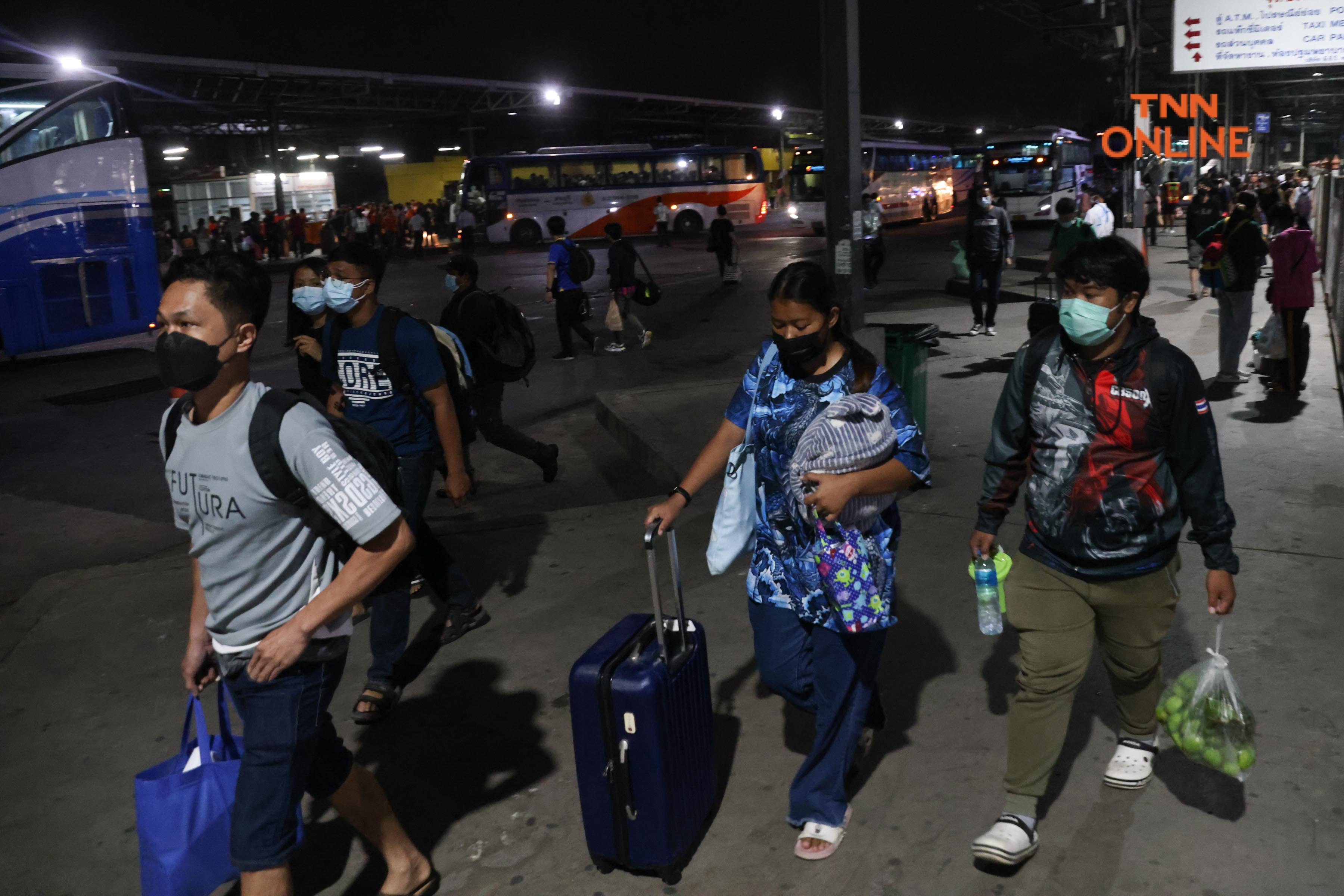 ประมวลภาพ แน่นหมอชิต2 ประชาชนกลับเข้ากทม.ตั้งแต่เช้ามืดหลังหยุดยาวช่วงสงกรานต์