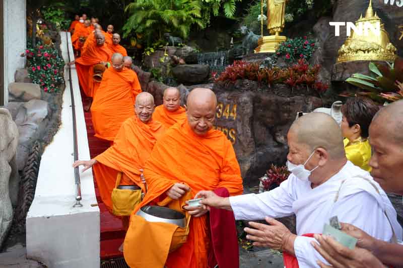 ชาวพุทธแน่นภูเขาทอง ร่วมตักบาตรเทโวเนื่องในวันออกพรรษา