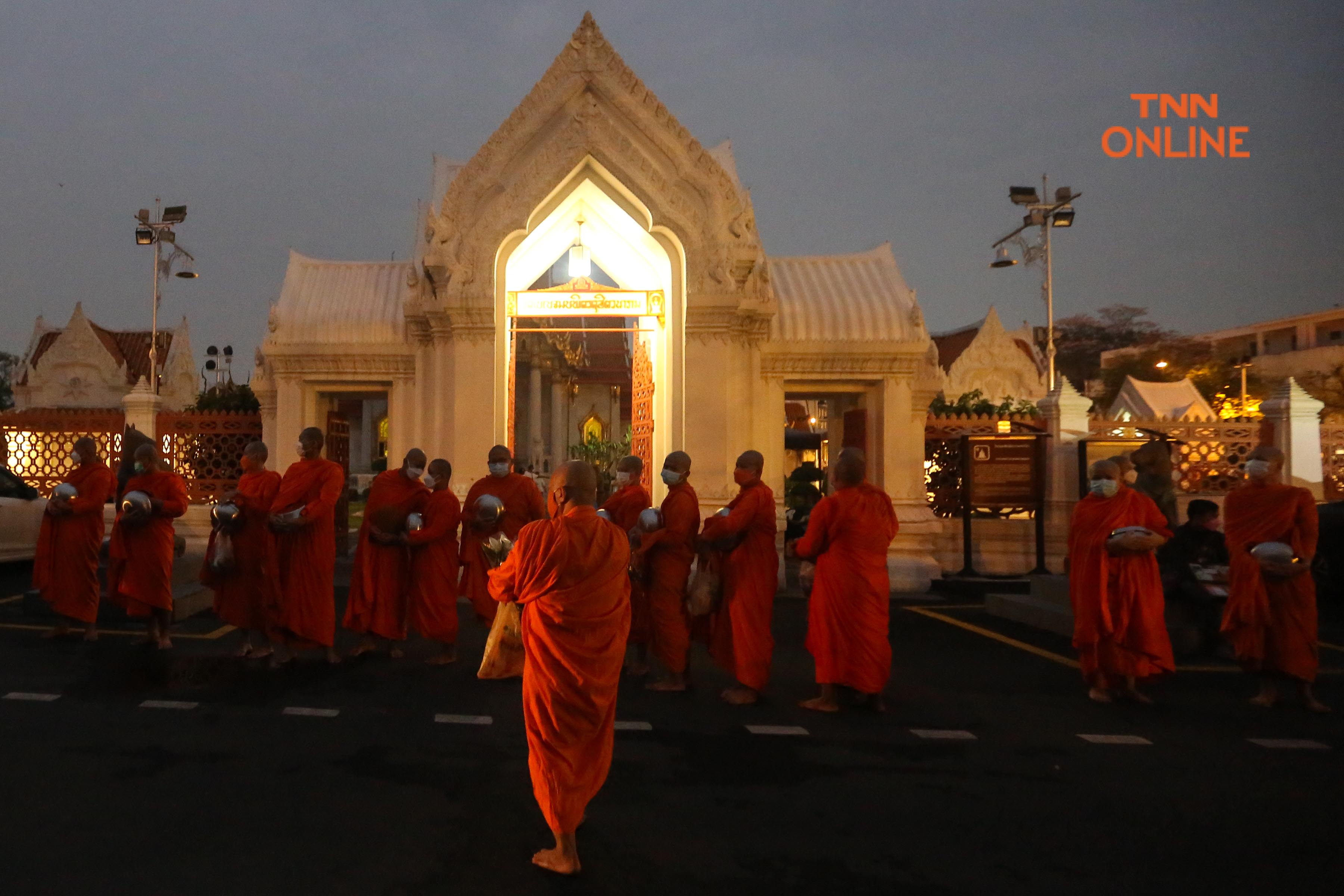 ประมวลภาพ ชาวพุทธพาครอบครัวร่วมตักบาตรวันมาฆบูชา