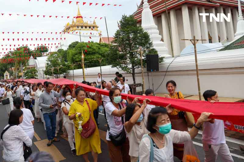 ขบวนยิ่งใหญ่ตระการตา อัญเชิญผ้าแดงห่มองค์พระบรมบรรพต(ภูเขาทอง)