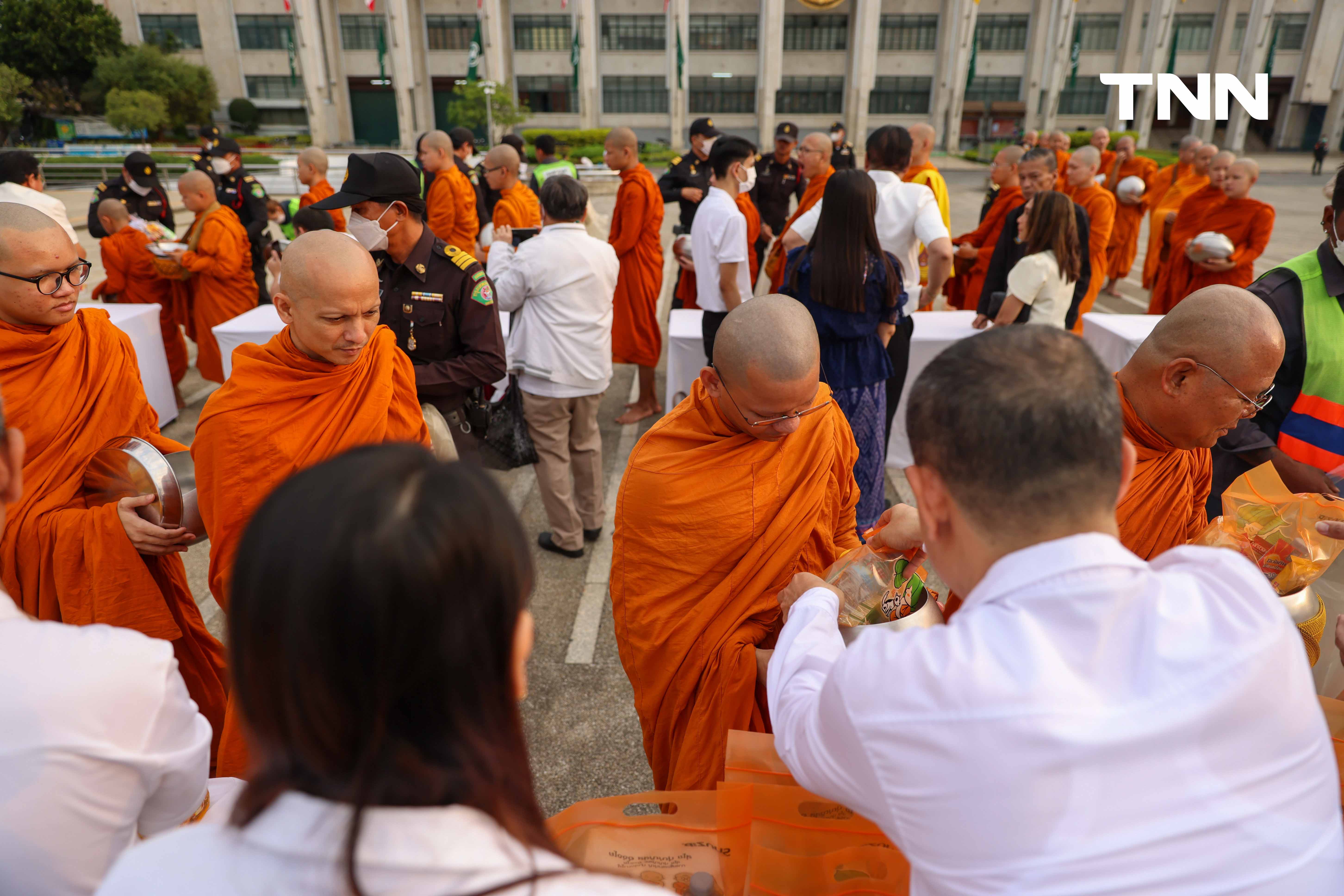 ตักบาตรวันมาฆบูชา รับบุญเช้าสืบสานประเพณีทางศาสนา