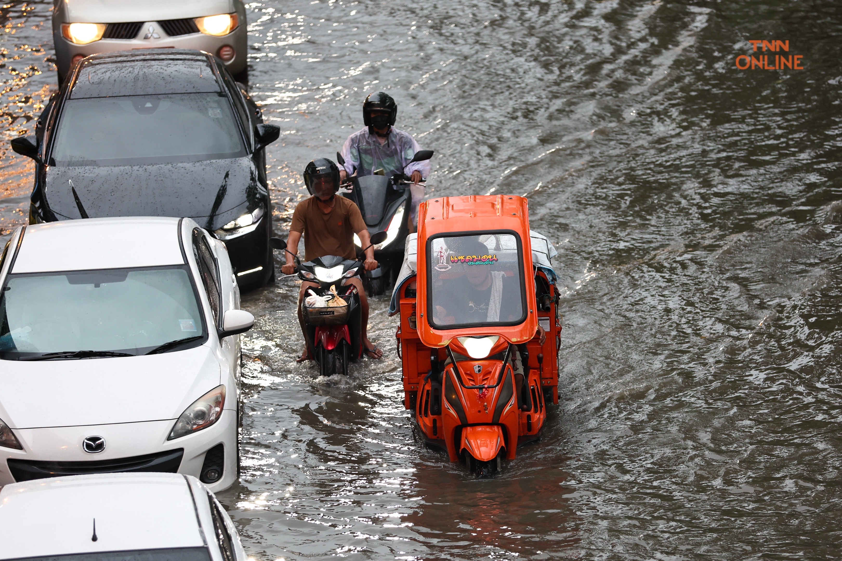 บางนาท่วมหนักหลังฝนถล่มนานต่อเนื่องหลาย ชม.