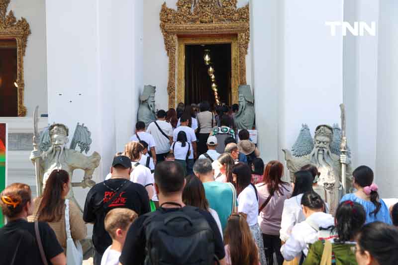 นทท.ไหว้พระวันขึ้นปีใหม่ ศาลหลักเมือง วัดพระแก้ว วัดโพธิ์ คึกคัก