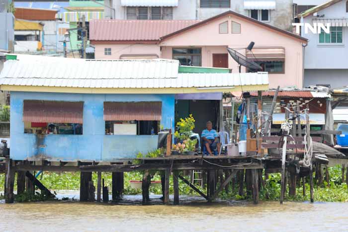 ”ชัชชาติ“ ลงเรือตรวจแนวคันกันน้ำ เตรียมรองรับน้ำเหนือลงมาถึงพื้นที่ กทม.