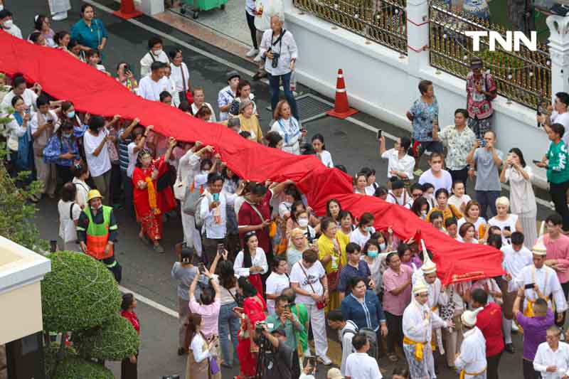 ขบวนยิ่งใหญ่ตระการตา อัญเชิญผ้าแดงห่มองค์พระบรมบรรพต(ภูเขาทอง)