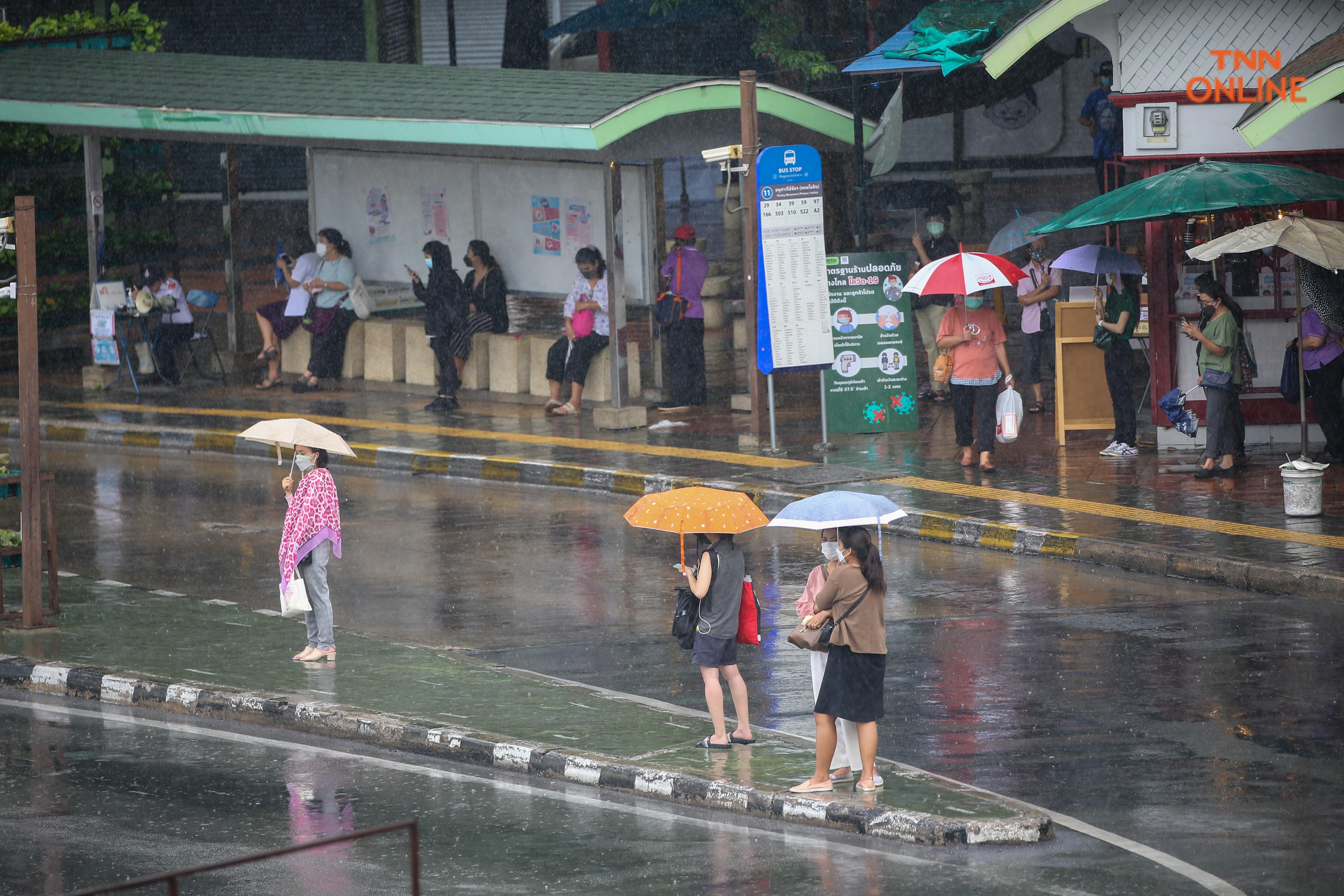 ฝนตกหนักประชาชนสัญจรเช้าวันทำงาน