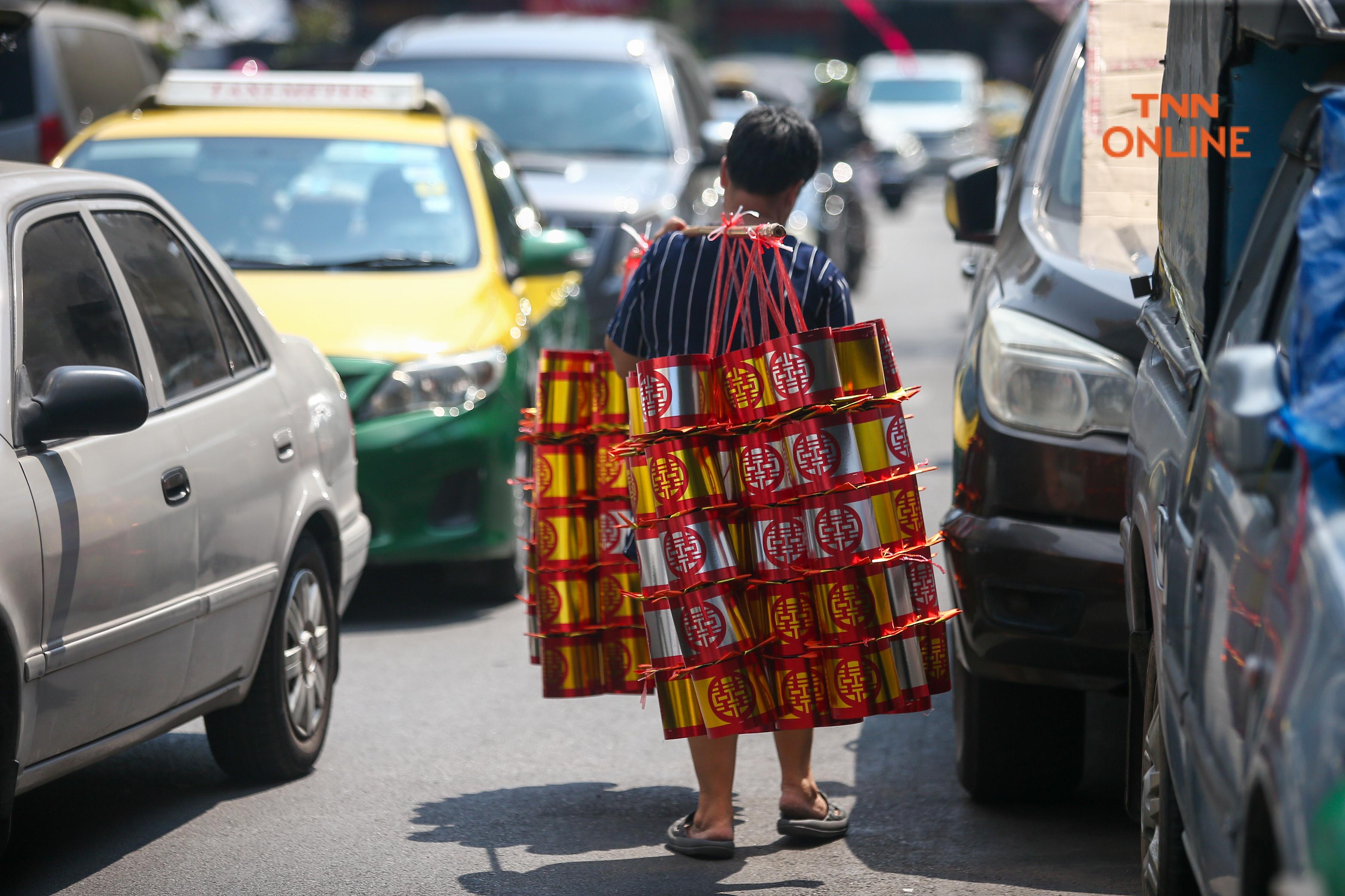 ประมวลภาพ เยาวราชคึกคัก คนจับจ่ายซื้อของรับเทศกาลตรุษจีน