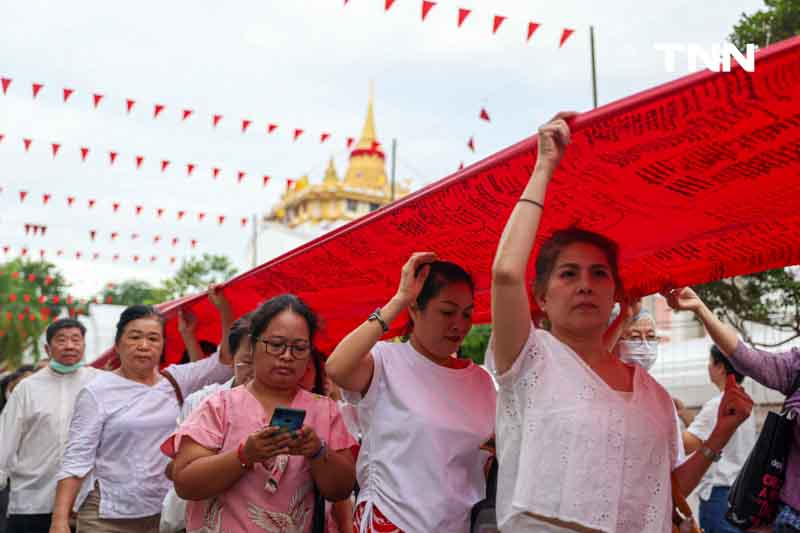 ขบวนยิ่งใหญ่ตระการตา อัญเชิญผ้าแดงห่มองค์พระบรมบรรพต(ภูเขาทอง)