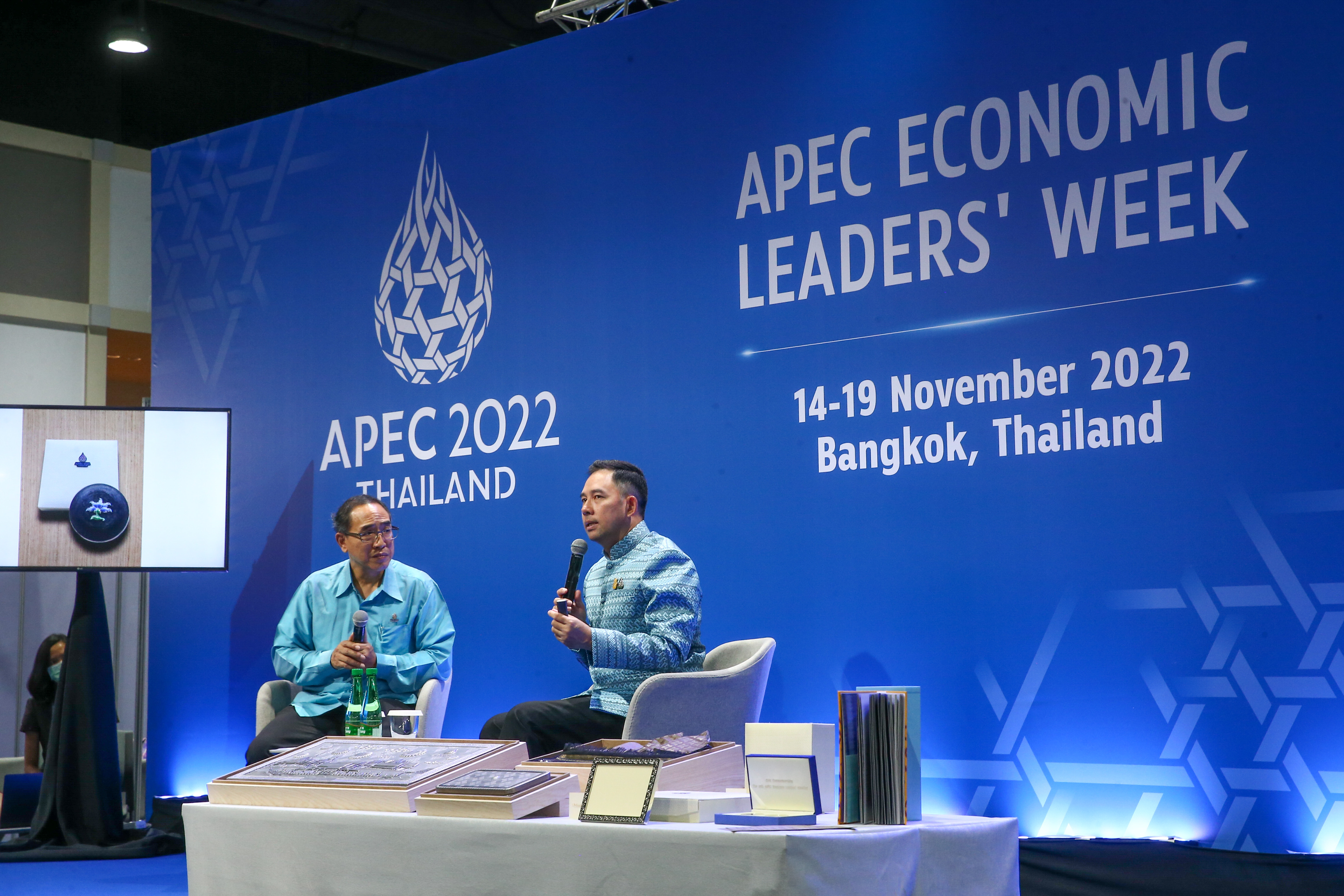 APEC 2022 (ภาพชุด)  7 ของที่ระลึก เตรียมมอบให้กับผู้นำเขตเศรษฐกิจและคู่สมรส