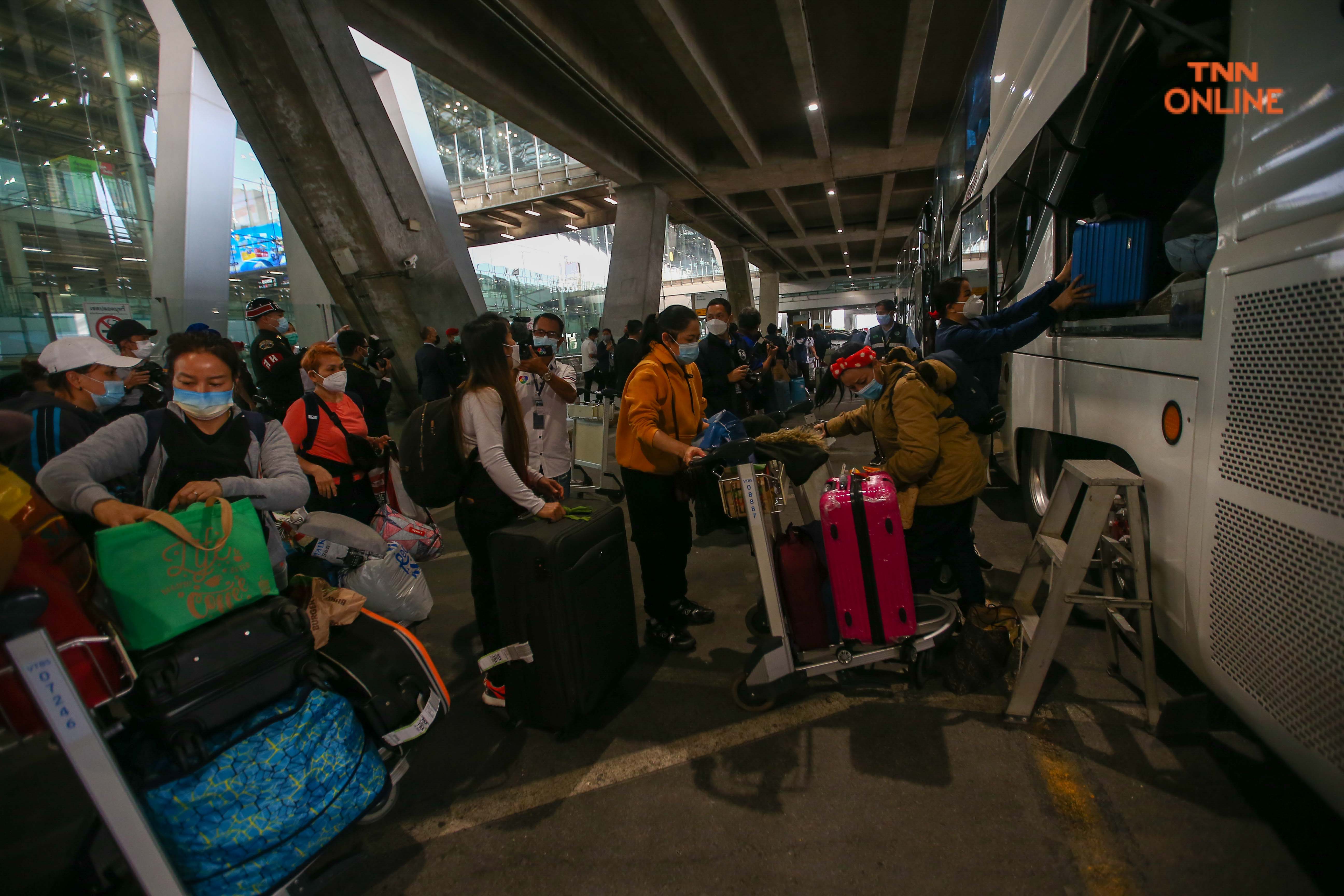 ประมวลภาพ คนไทยจากยูเครนชุดแรกเดินทางกลับถึงประเทศไทย